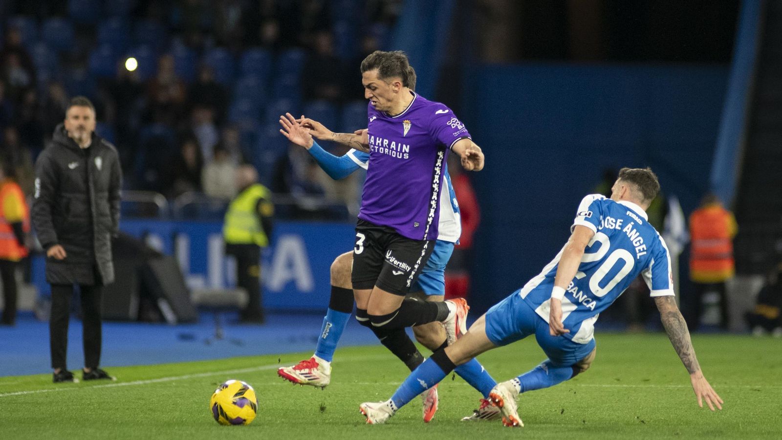 Carracedo intenta irse de la presión de dos jugadores del Deportivo.