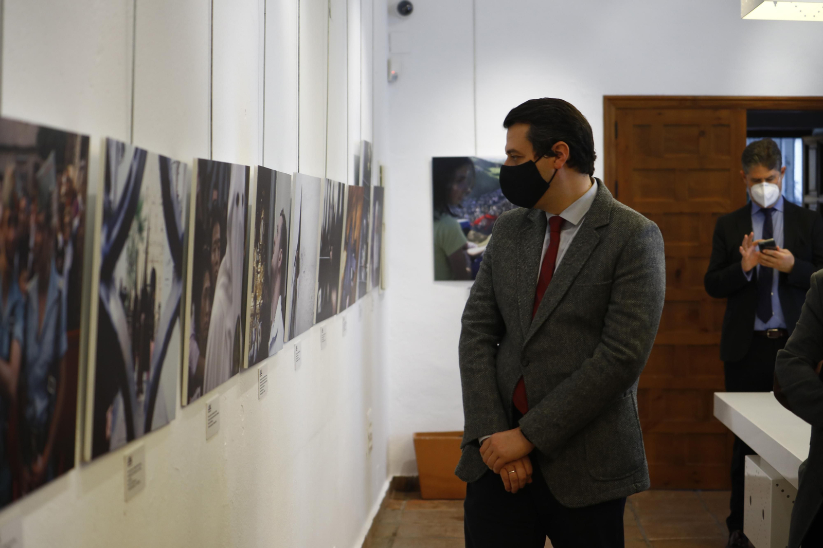 Presentación de la exposición fotográfica 'Miradas de pasión', en fotografías