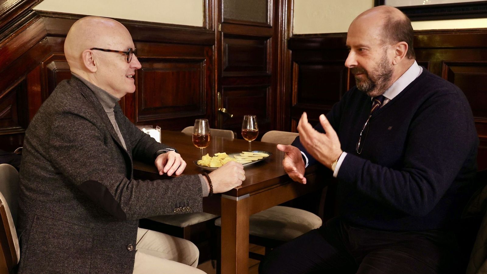Juan Cartaya y Manuel Jesús Roldán en el bar del Real Círculo de Labradores.