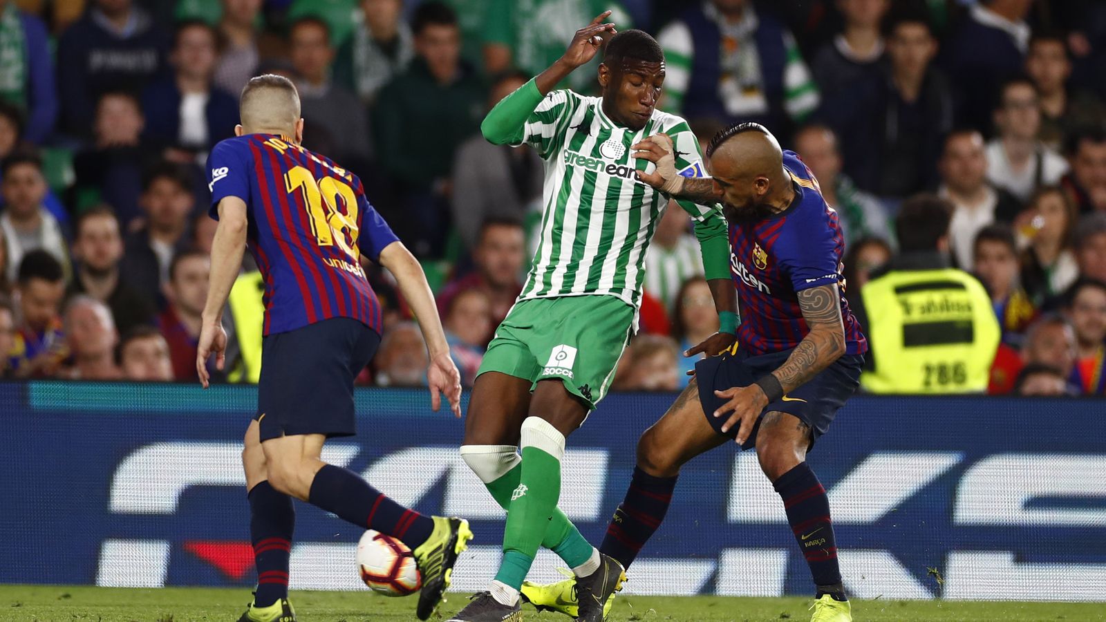 Emerson disputa un balón con Jordi Alba y Arturo Vidal.
