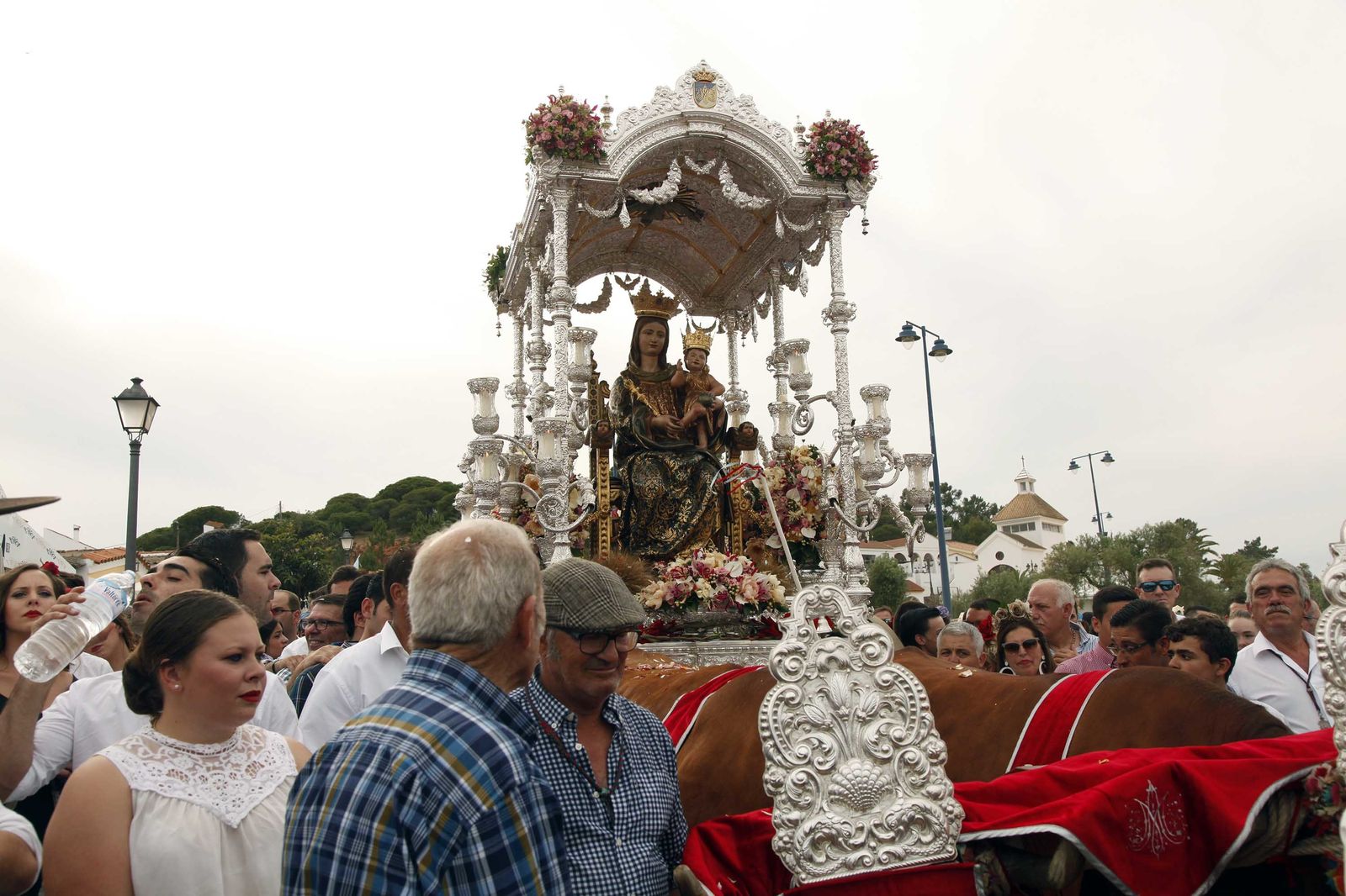 Las imágenes de la procesión de la Virgen de la Bella por el recinto romero de El Terrón
