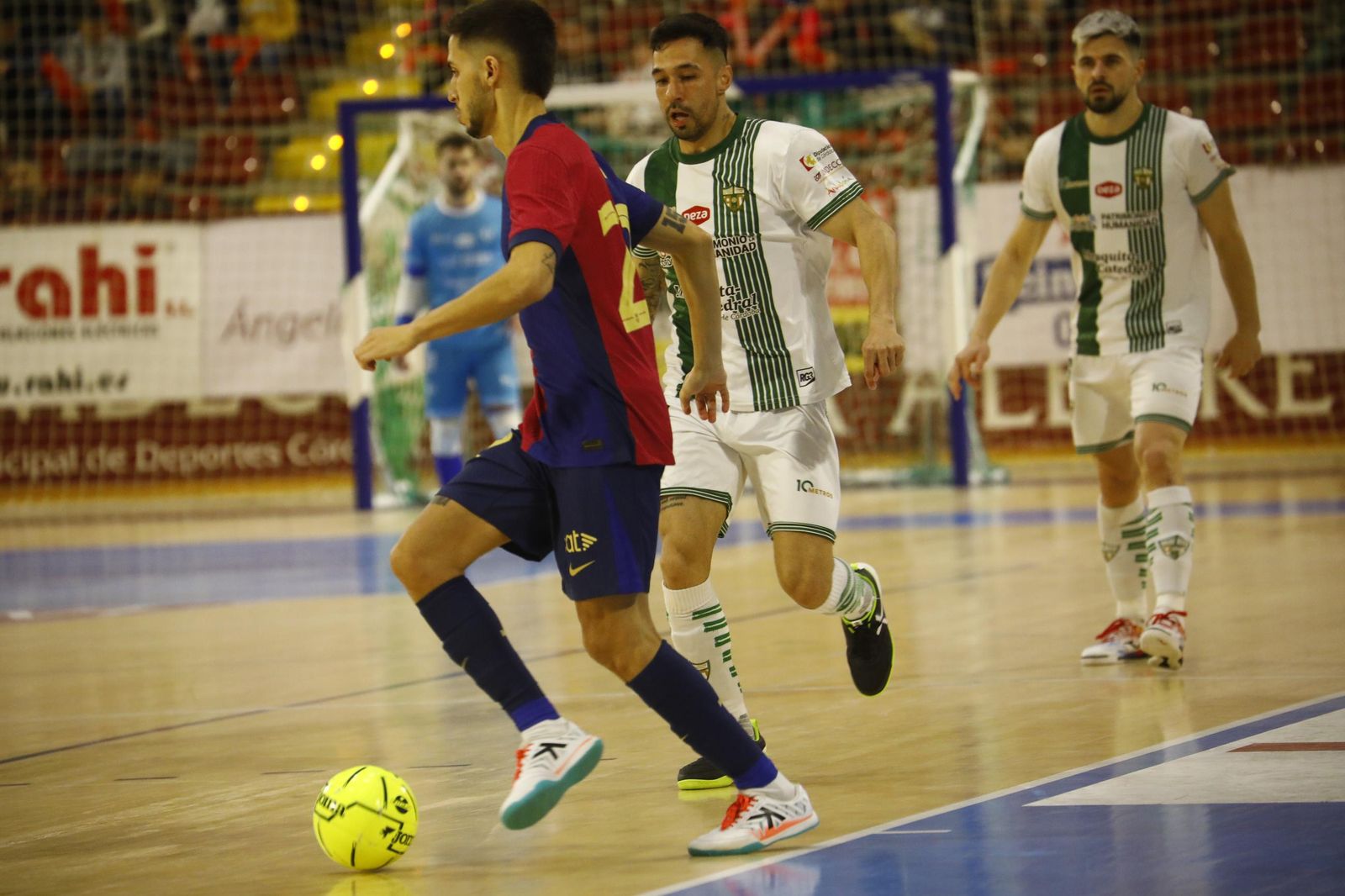 Las mejores fotos del ambiente en Vista Alegre para el Córdoba Futsal - Barça