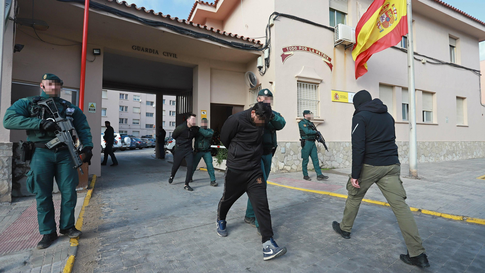 Dos de los detenidos el 17 de diciembre de 2019, en el momento de su traslado ese mismo día desde el cuartel de la Guardia Civil en Tarifa a los juzgados.