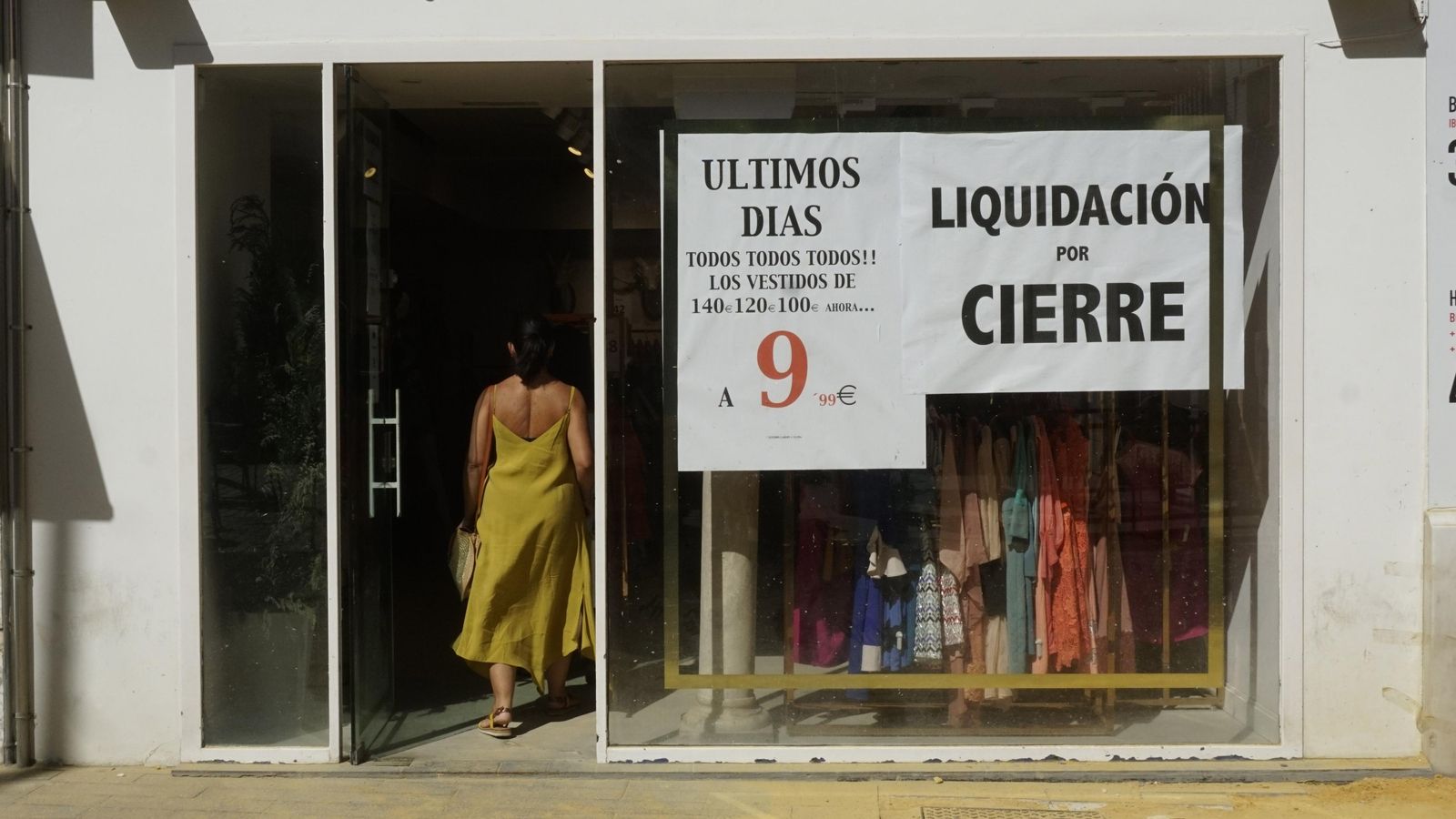 Una tienda anuncia ofertas de liquidación por cierre.