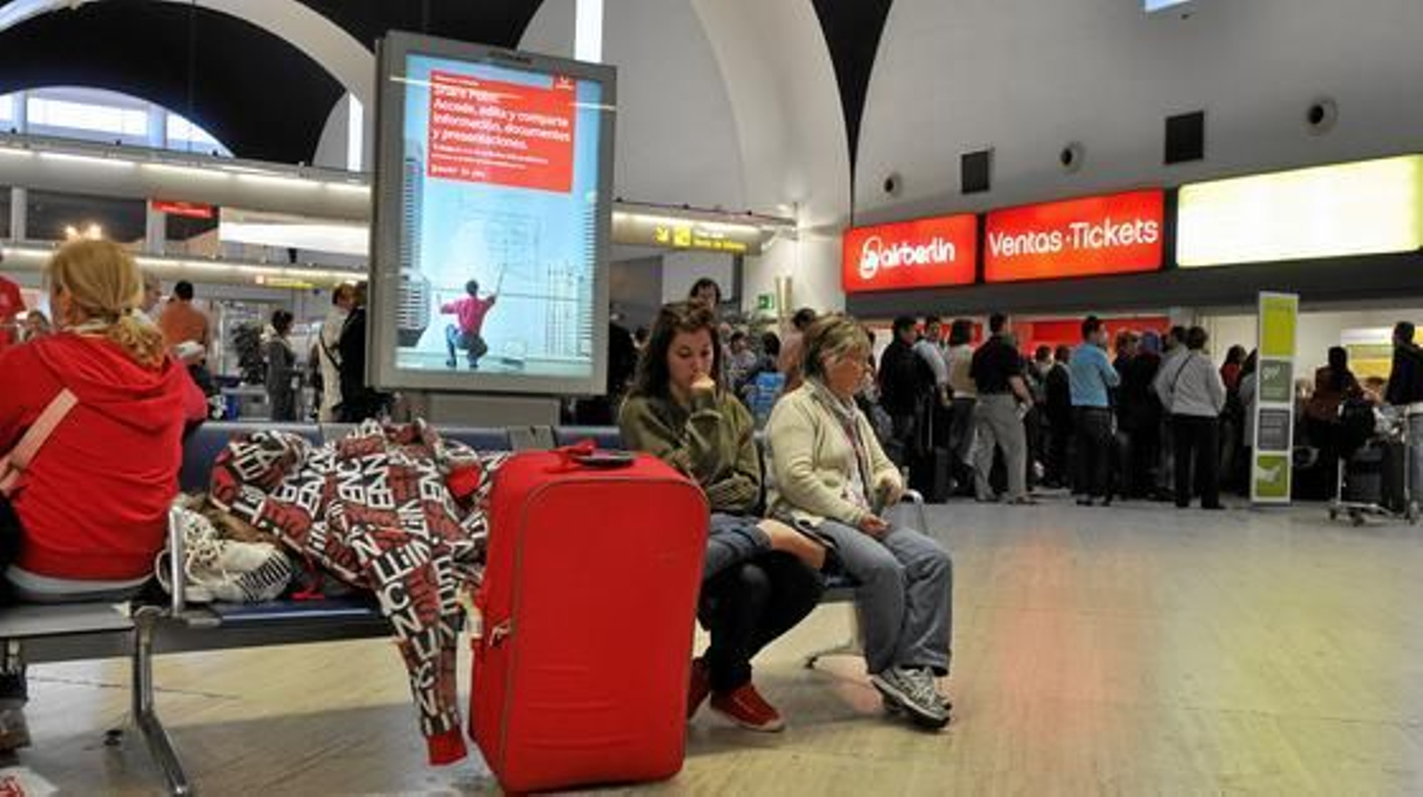 Desesperación y largas colas en San Pablo por el cierre de aeropuerto.

Foto: Manuel Gómez