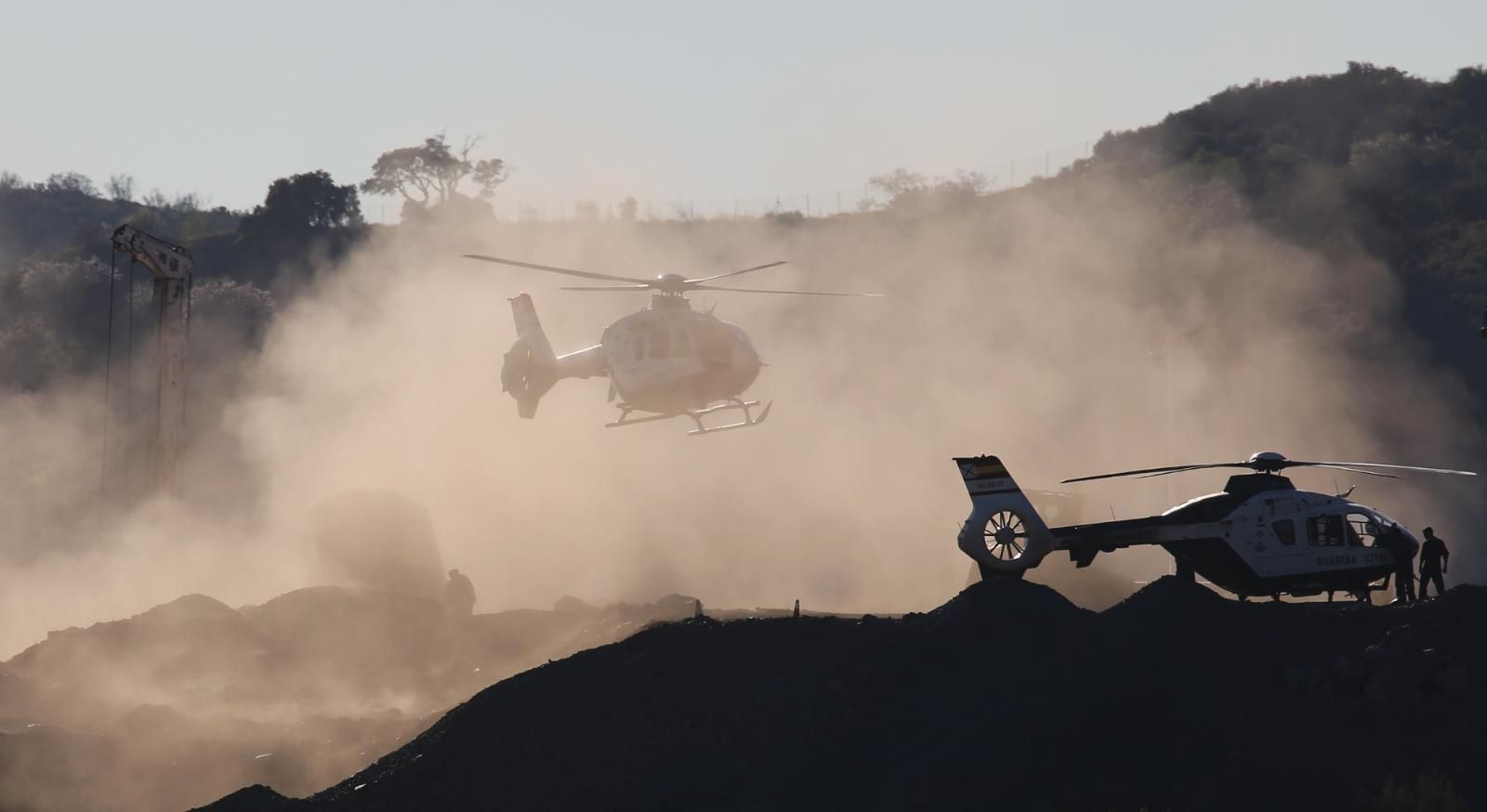 Un helicóptero de la Guardia Civil sobrevuela la zona Un helicóptero de la Guardia Civil sobrevuela la zona