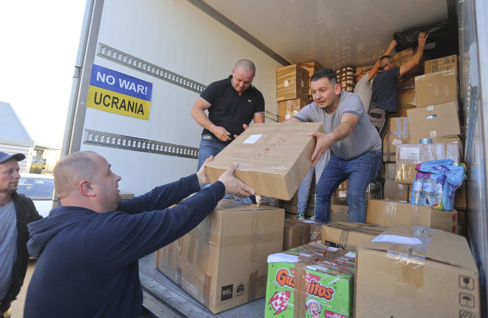 Miembros de Maydan y voluntarios cargan el camión la ayuda humanitaria. Miembros de Maydan y voluntarios cargan el camión la ayuda humanitaria.