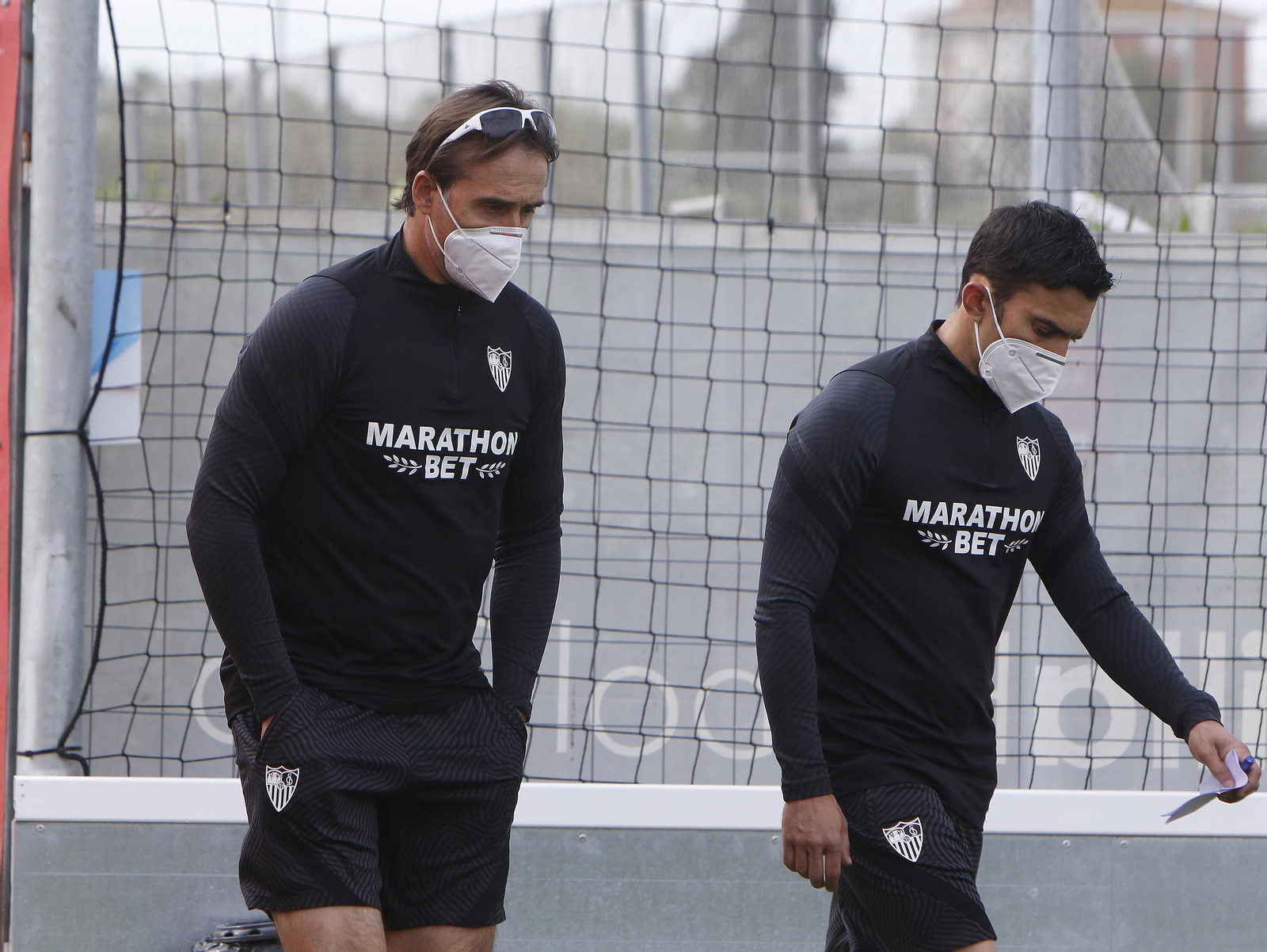 Julen Lopetegui se dirige al campo de entrenamiento junto al preparador físico Óscar Caro.