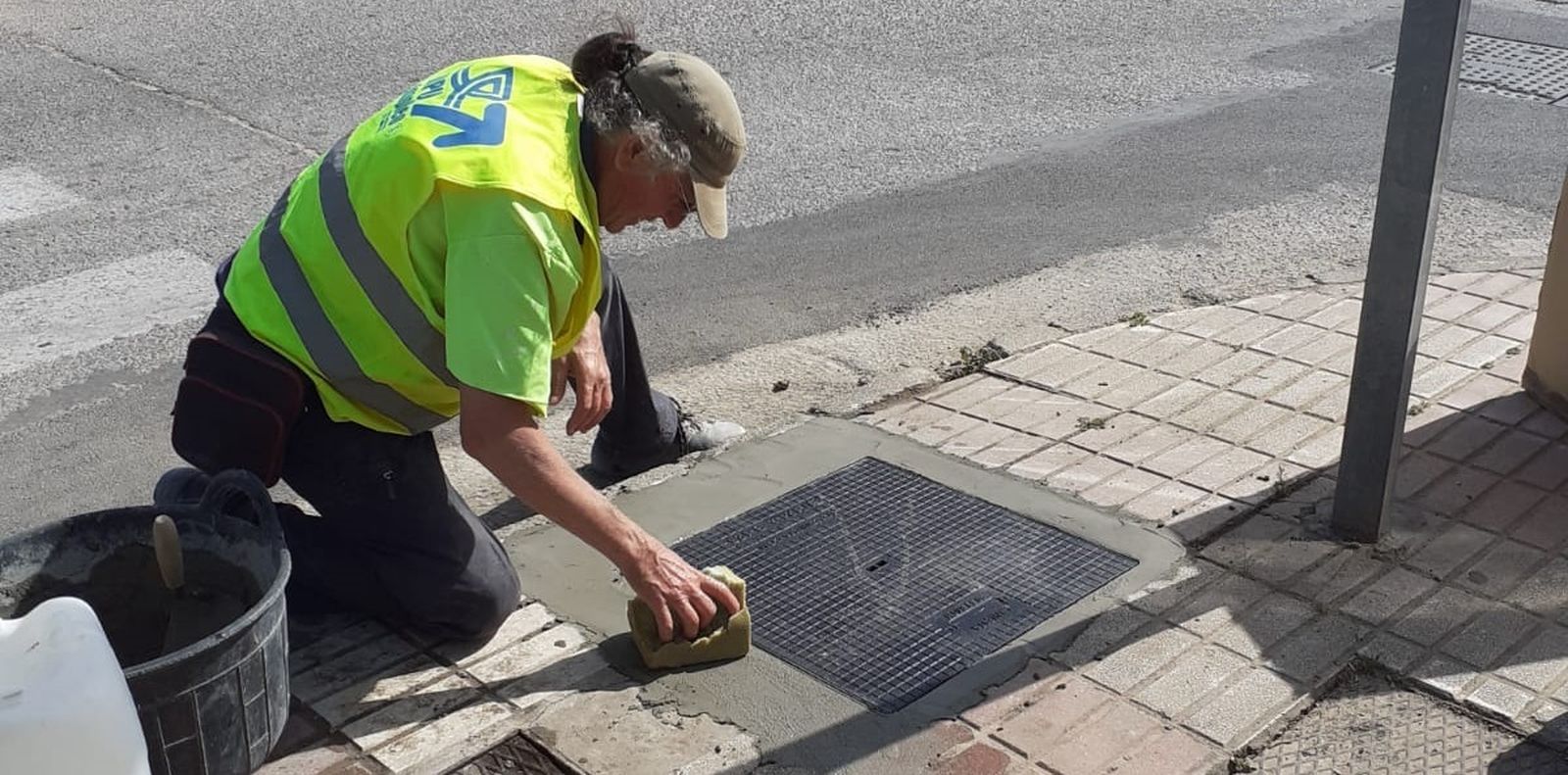 Reposición de acerados rotos en La Línea, este mes de agosto.