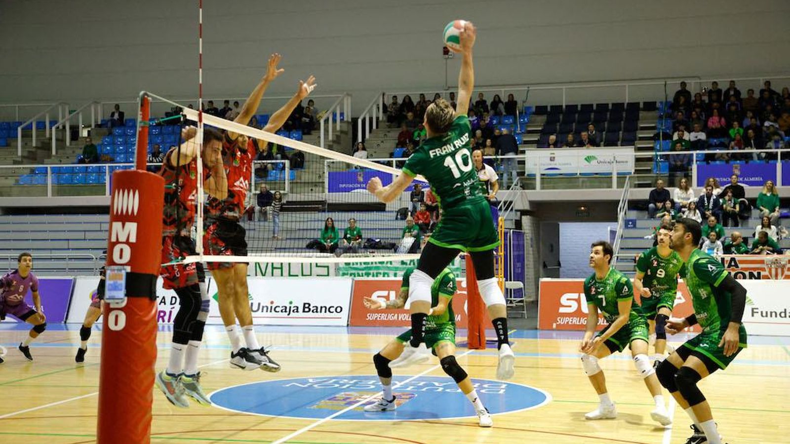 Fran Ruiz busca el remate en la red ante la oposición rival.