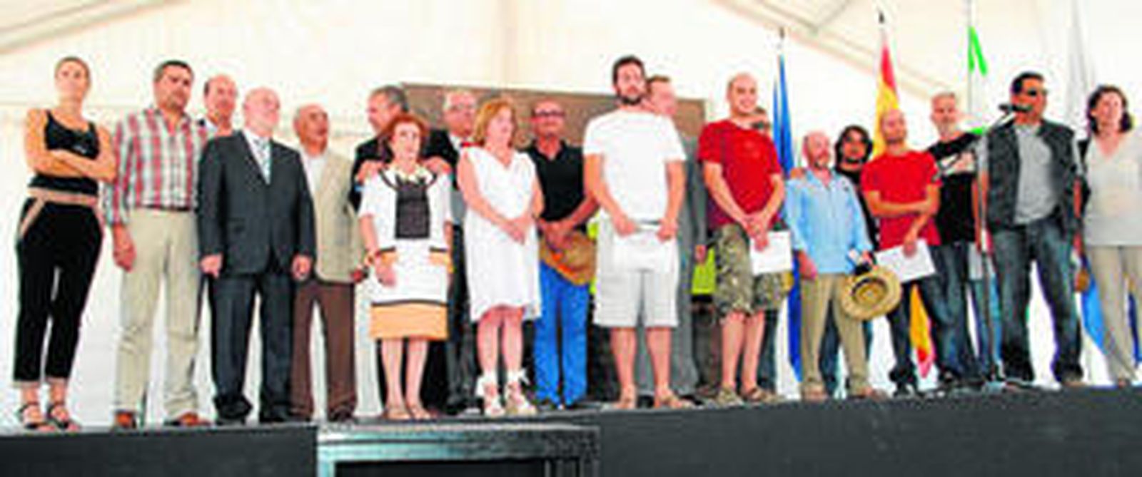 Todos los artistas que han participado en el certamen posan junto a las autoridades tras la entrega de premios.