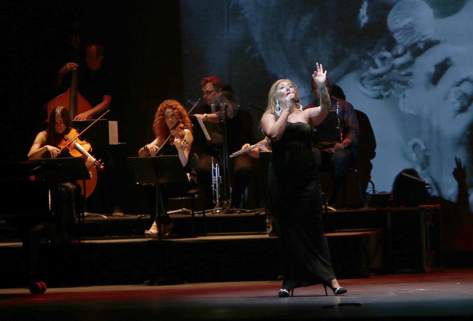 Un momento de la actuación de Mara Rey ayer sábado en el Teatro Villamarta.