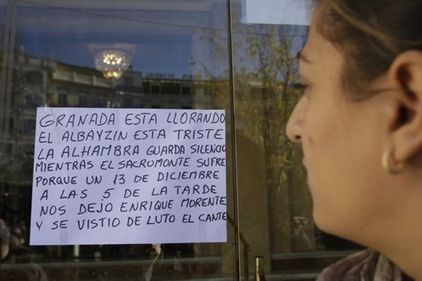 Imágenes de emoción y dolor en el sepelio del cantaor granadino. / Miguel Ángel Molina · EFE · AFP