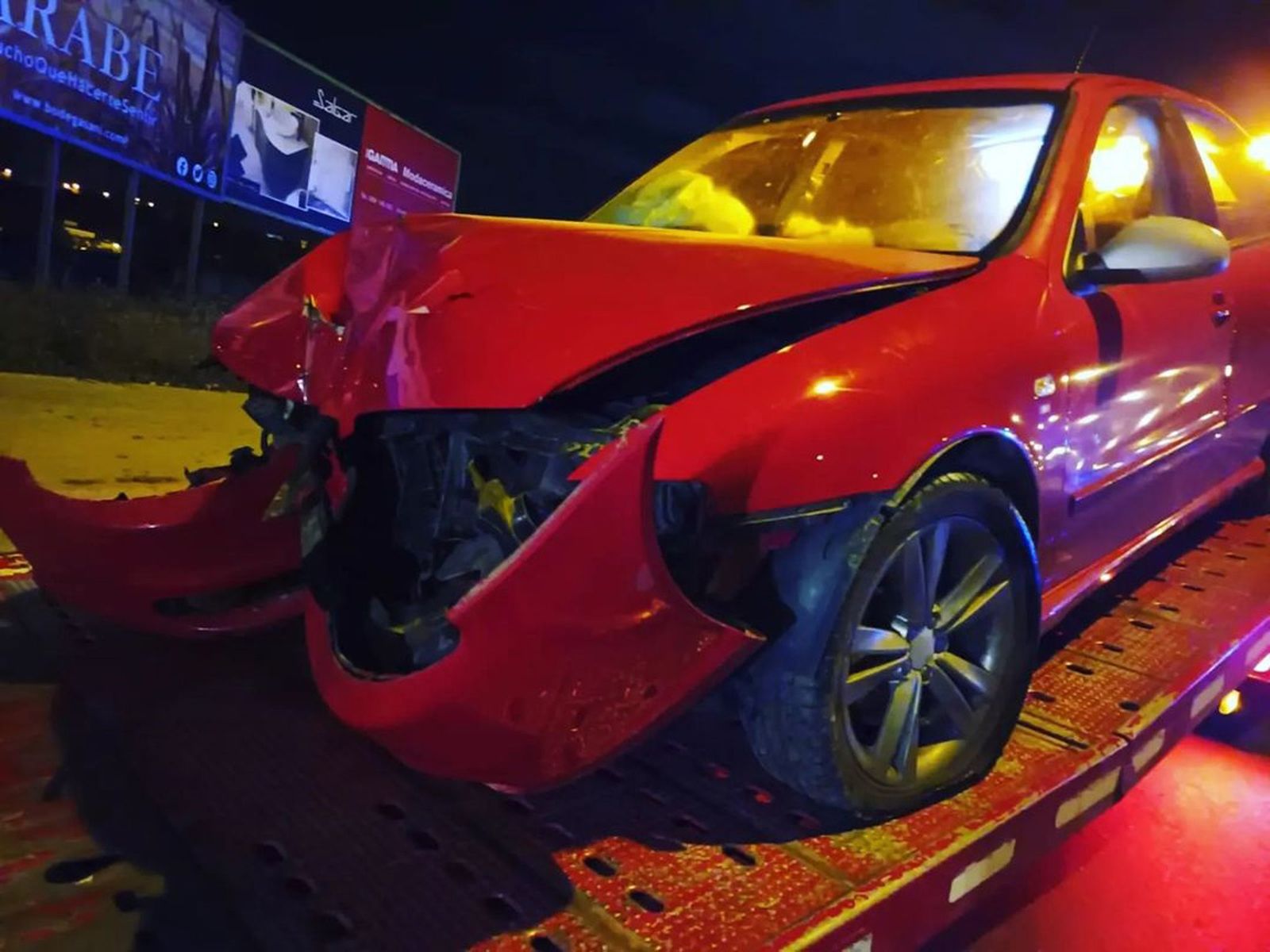 Estado en que quedó el vehículo tras colisionar contra las vallas publicitarias