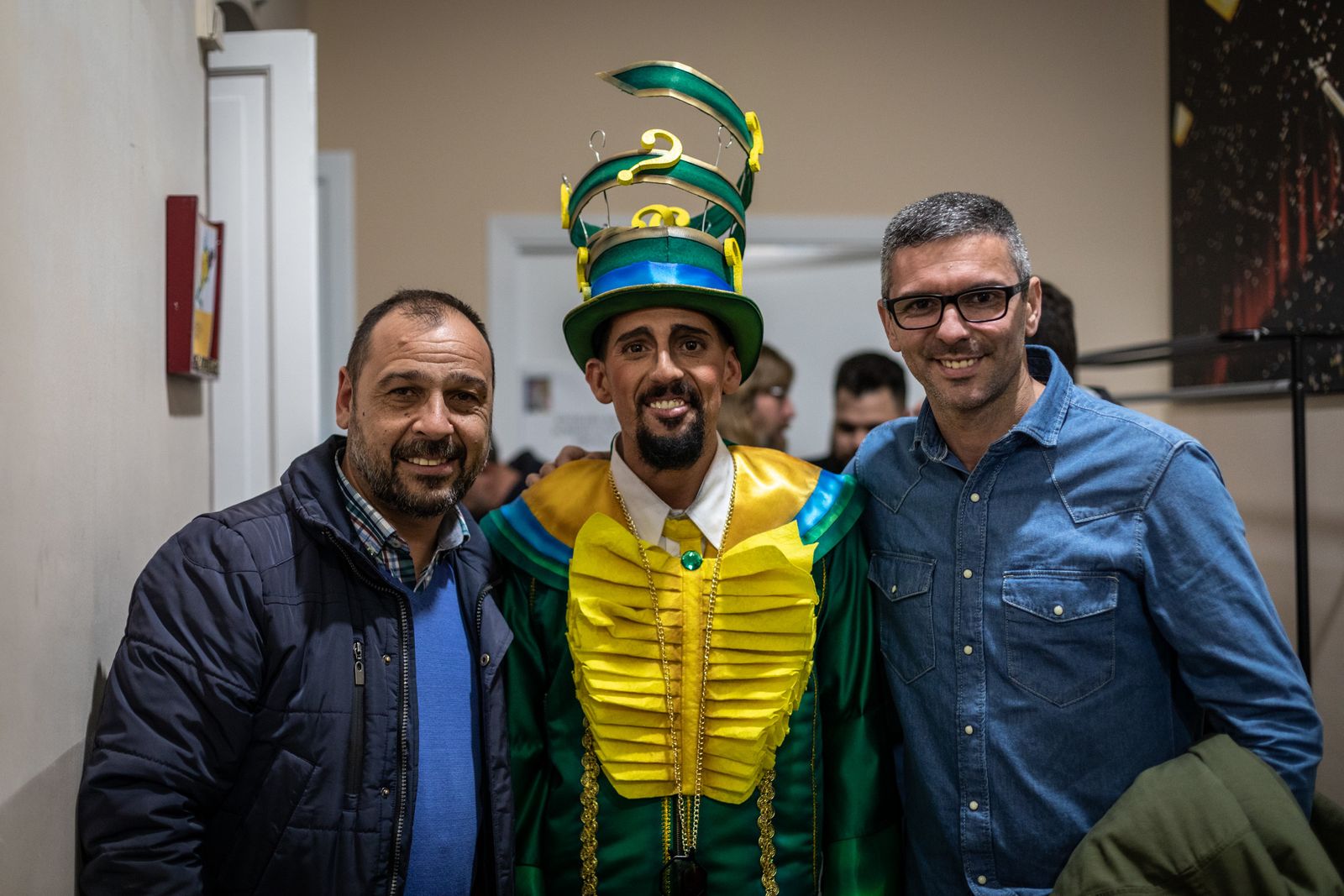 David Márquez Mateos e Iván Romero flanqueando a un miembro de su chirigota 'Las cosas del destino'.