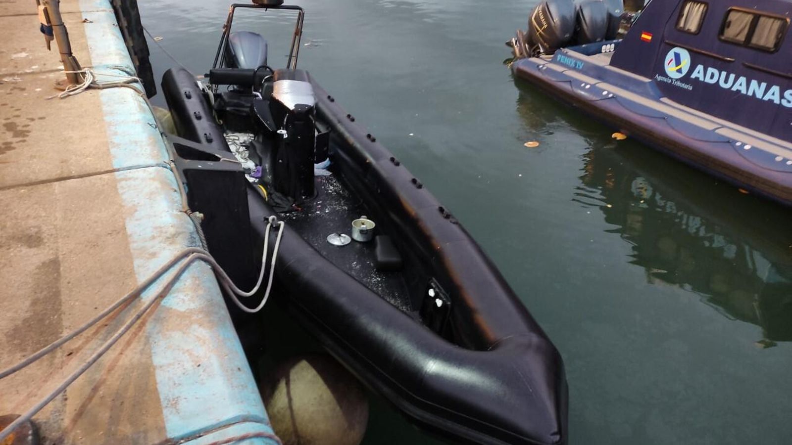 La narcolancha, amarrada en el Puerto en Algeciras.