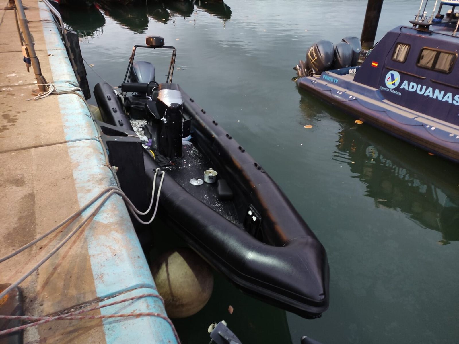 Una narcolancha, amarrada en el Puerto en Algeciras.