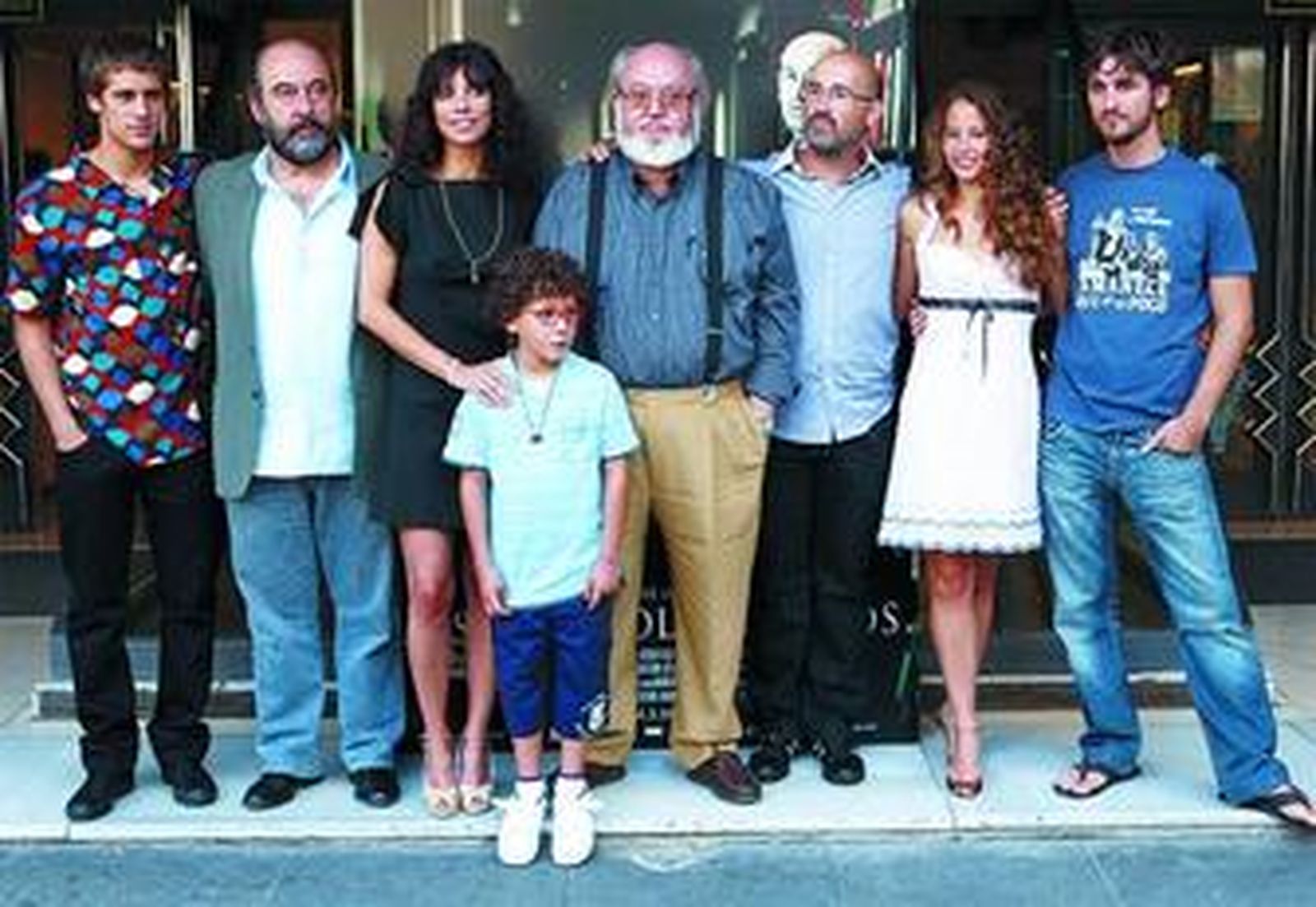 José Luis Cuerda con el elenco de actores de 'Los girasoles ciegos' ayer durante la presentación de la película.