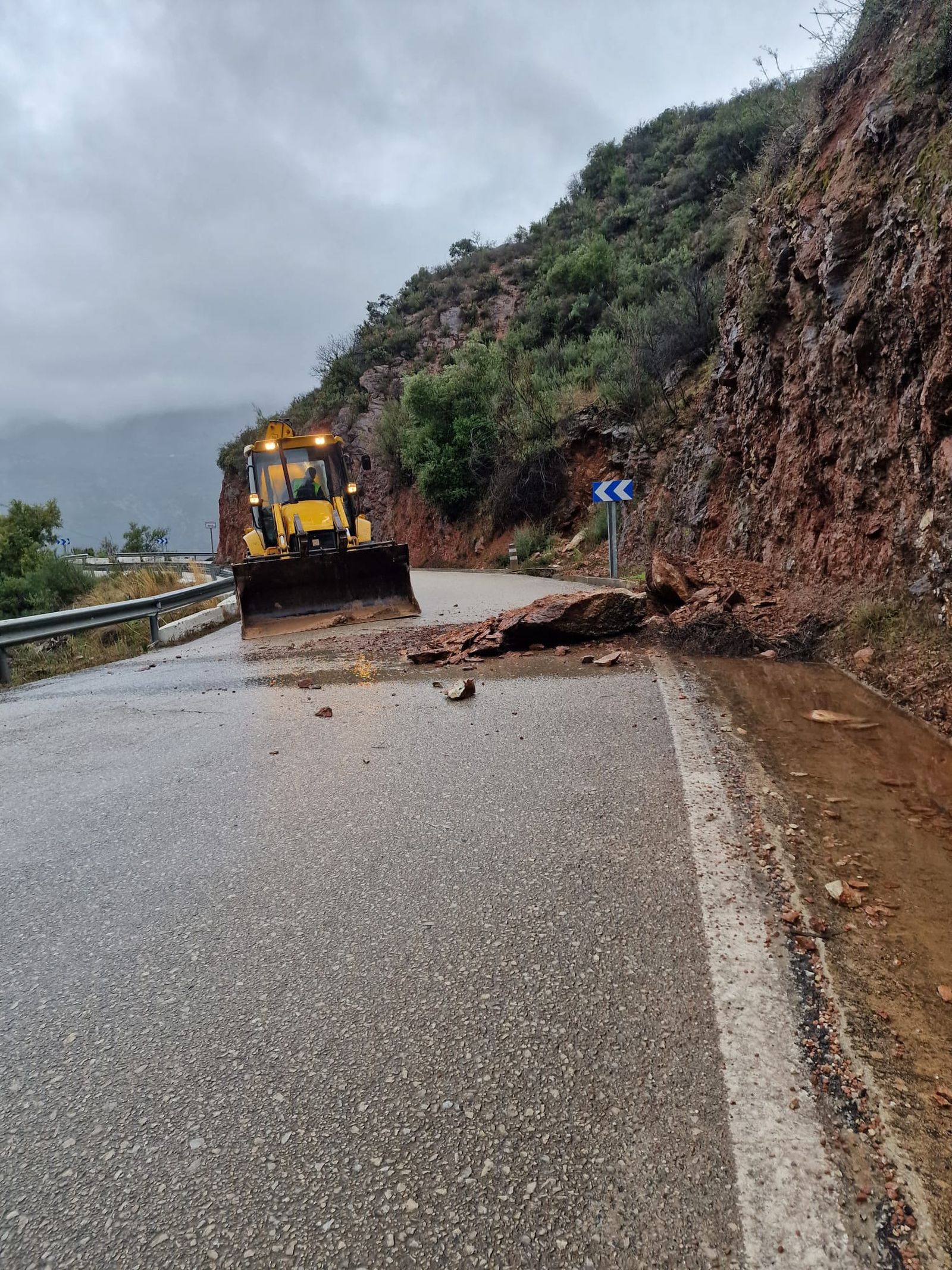 Retirada de desprendimientos en las carreteras de la Serranía de Ronda.