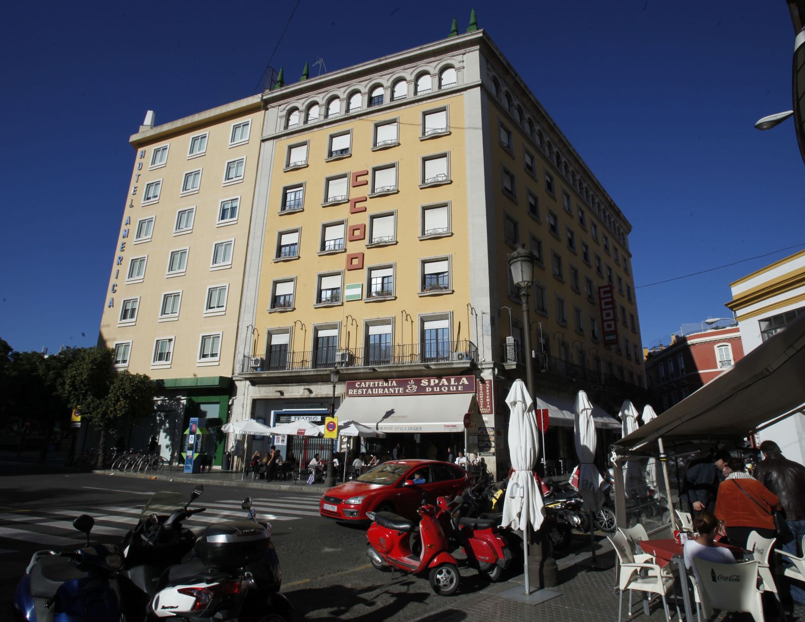 El edificio que CCOO tiene en usufructo cuenta con fachada a la calle Trajano y a la Plaza del Duque.