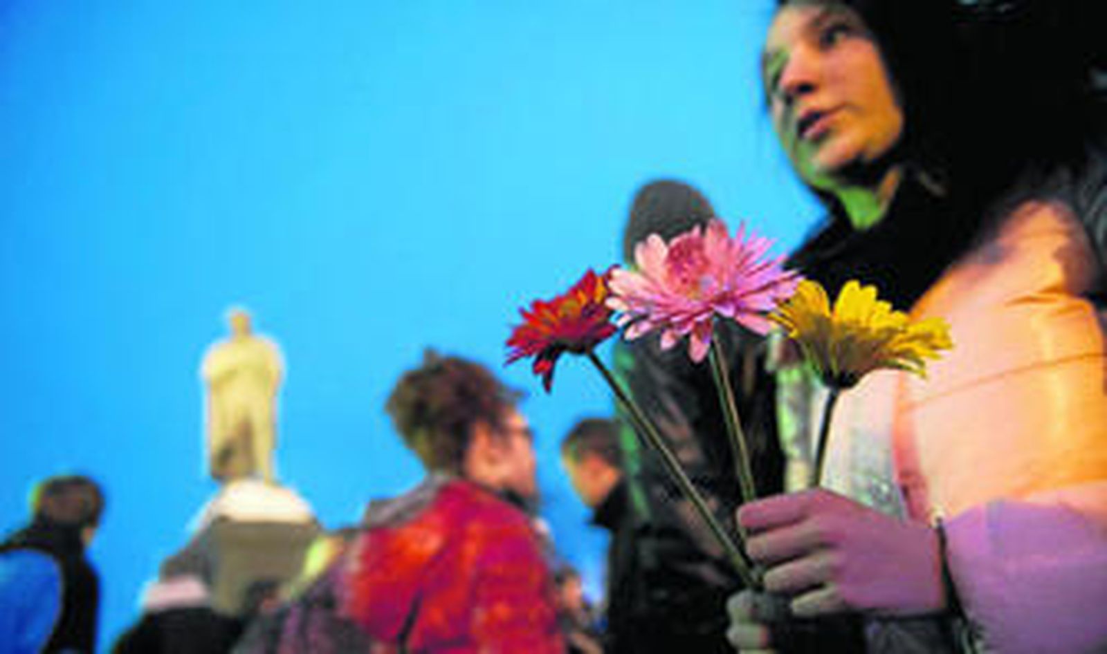 Una activista de la oposición sostiene flores durante una manifestación anti-Putin en la Plaza Pushkinskaya de Moscú.