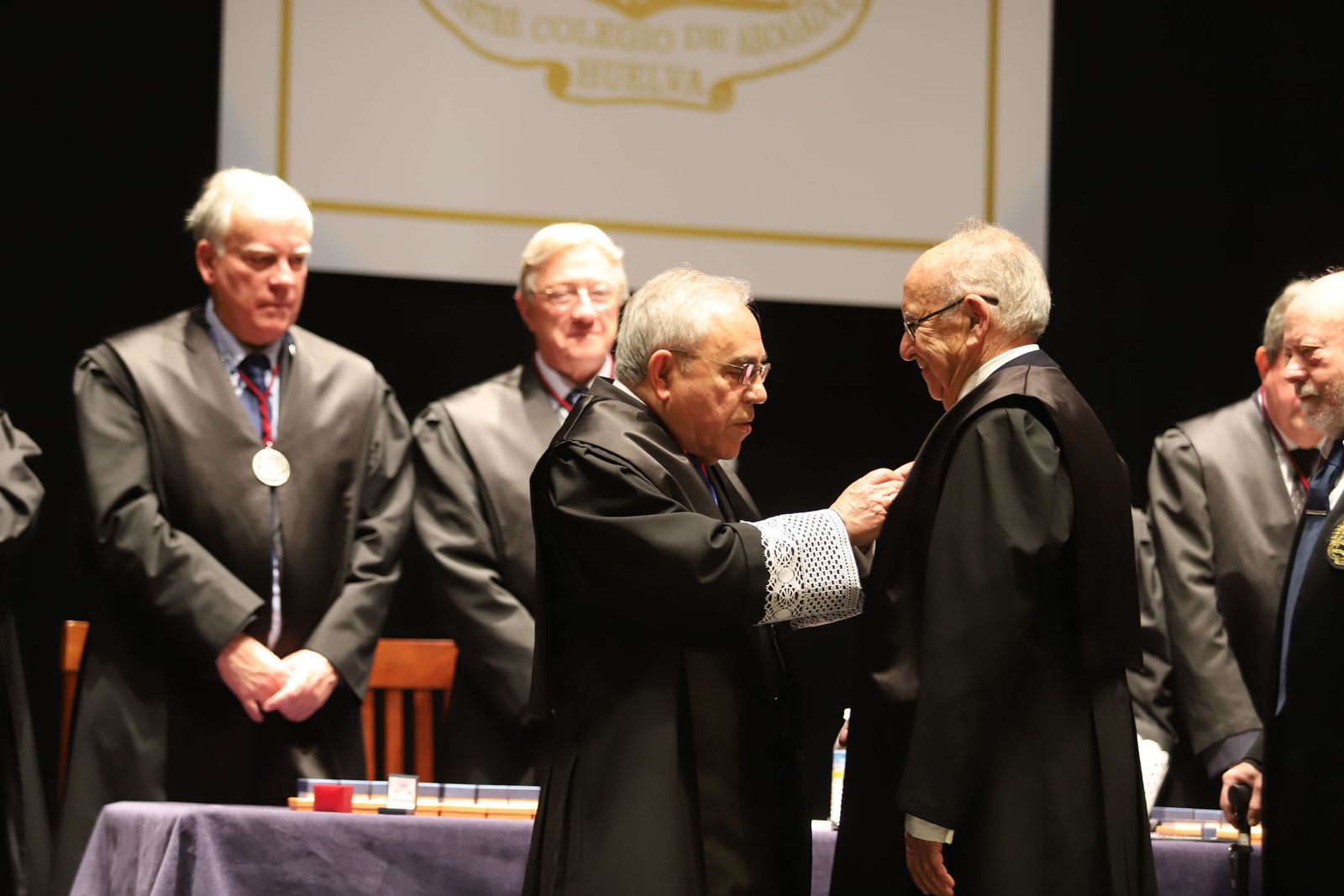 Imágenes del acto de entrega de insignias a los colegiados que cumplen 25 y 50 años en el Ilustre Colegio de Abogados de Huelva.
