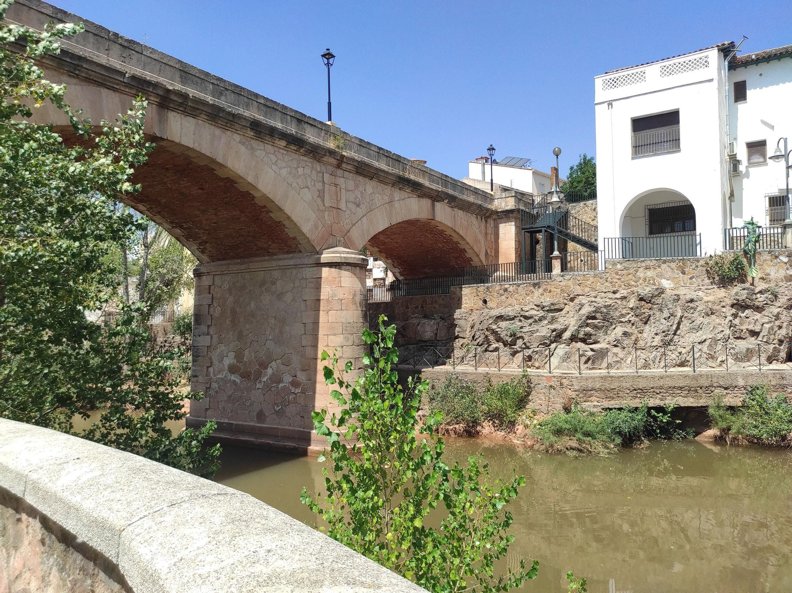 Disfruta de un paseo a orillas del río Guadalimar lleno de arte y rincones únicos.