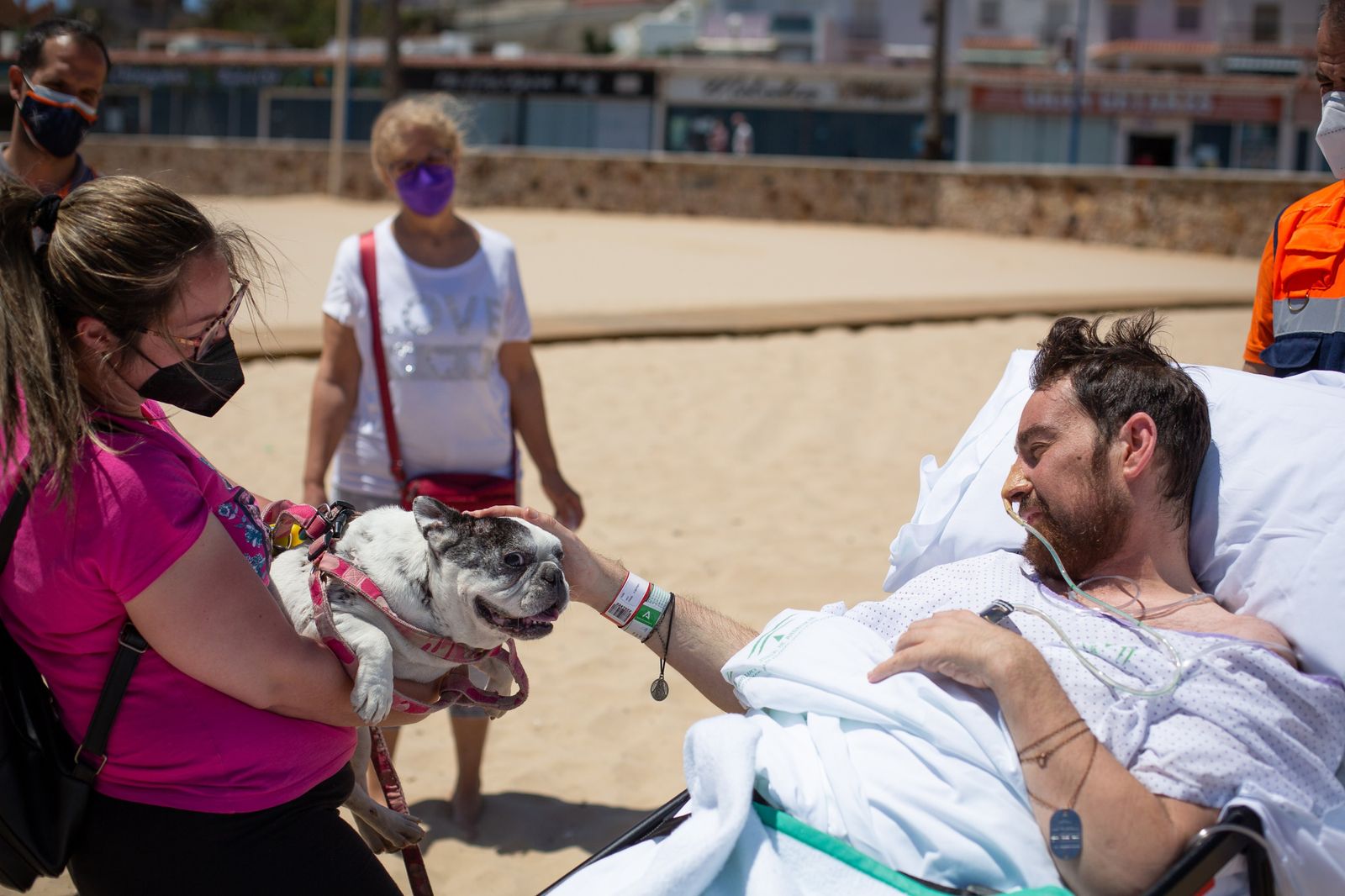 Jairo acaricia a Kiara en Getares.