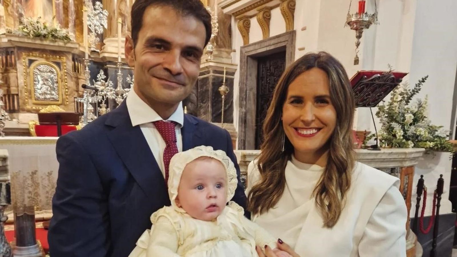 Daniel Martín y Fabiola Bresca con su hija  Sofía tras el bautizo.