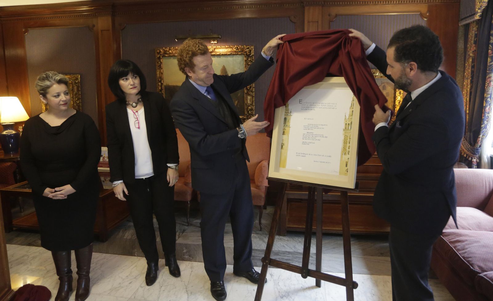 Manuel Otero Alvarado y Gustávo Cuéllar descubren la placa junto a Lourdes Garrido y Carmen Solana.