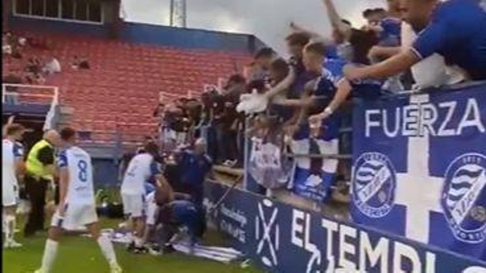Una de las vallas de la grada en la que estaban ubicados los aficionados del Xerez DFC cedió.