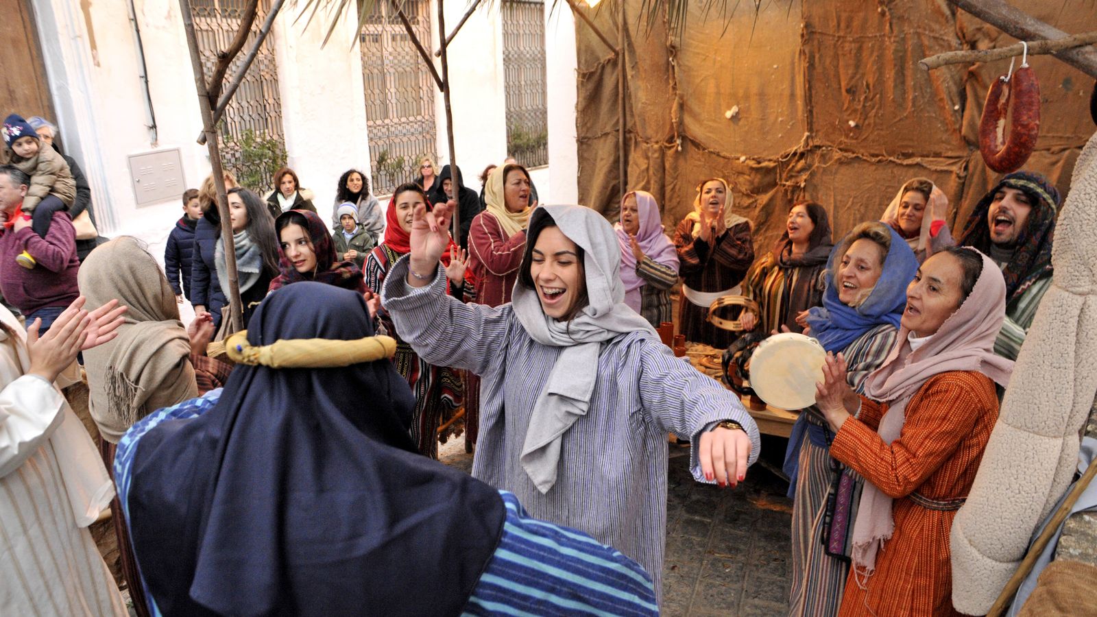 Los vecinos se implican para dar forma a cada una de las escenas.