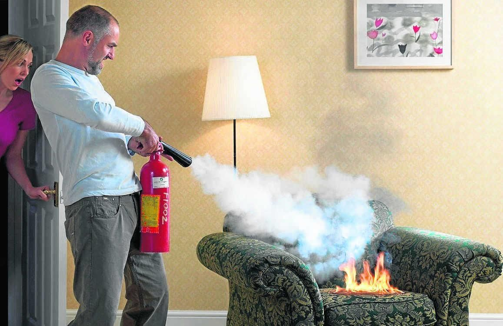 Tener en casa un extintor es una medida fundamental para apagar fuegos en primera fase.