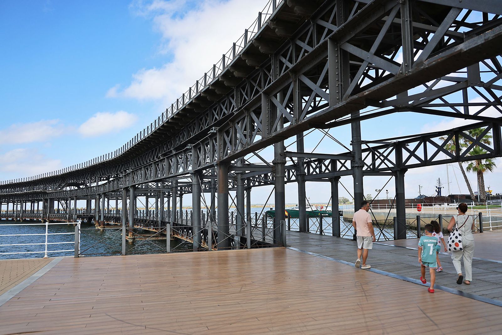 Imágenes del ambiente en el entorno del Paseo de la Ría