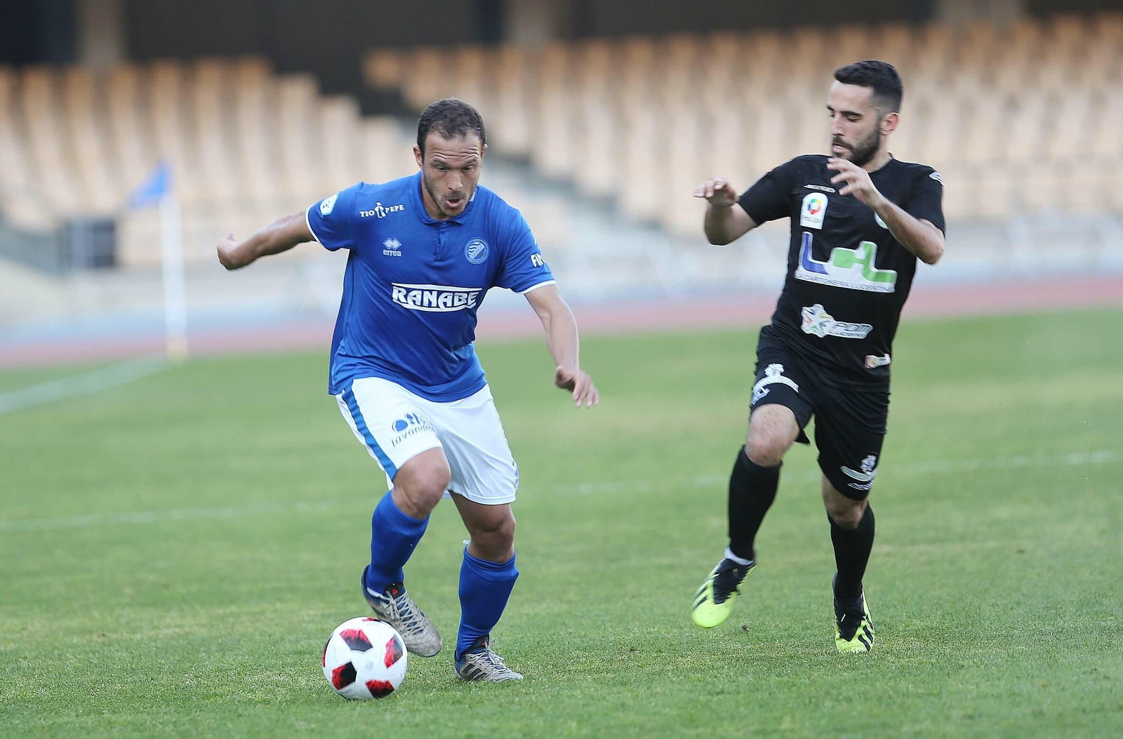 Mario Ruiz trata de frenar el avance de un jugador del Xerez DFC.