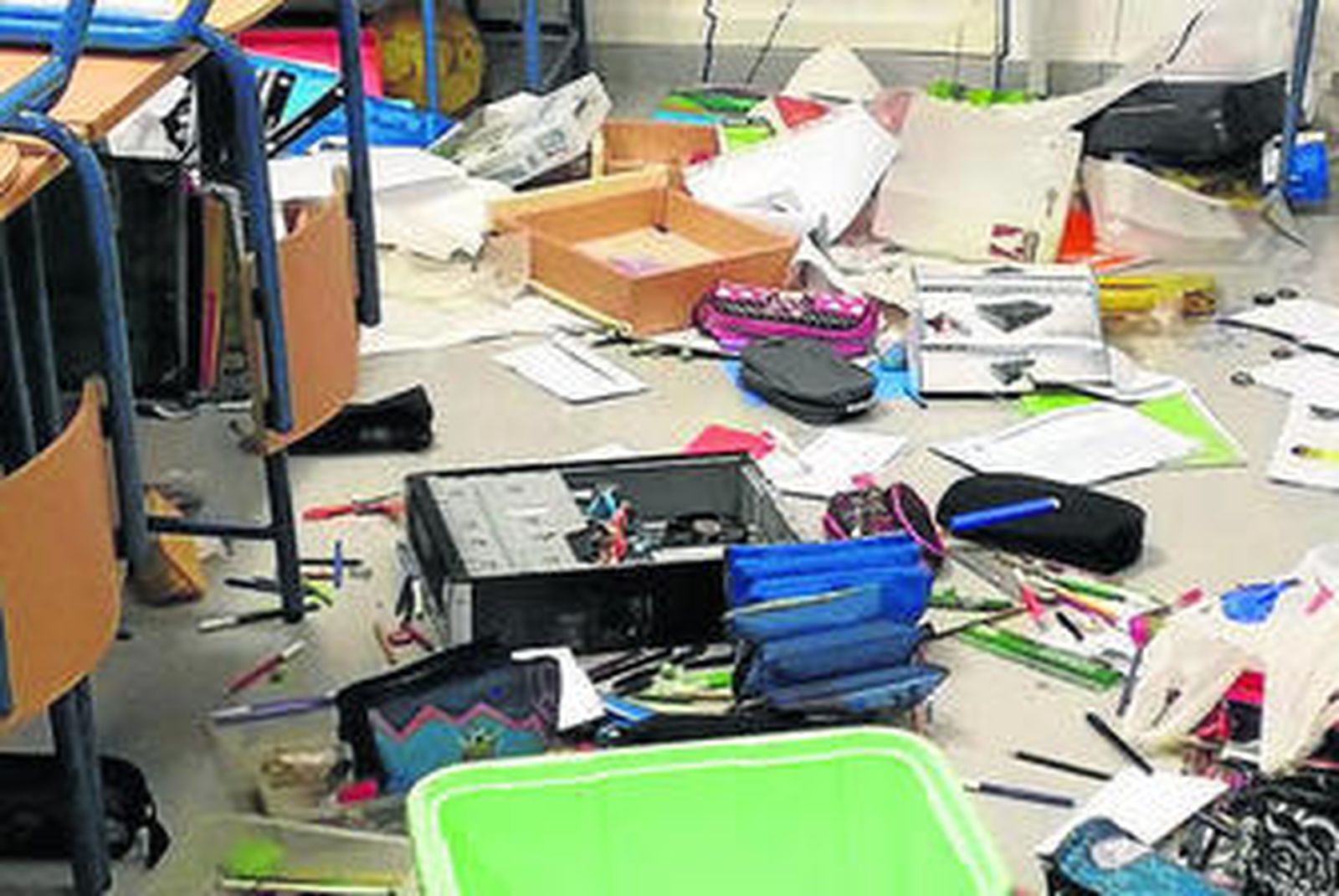 Así acabaron varias aulas del colegio Ginés Morata.