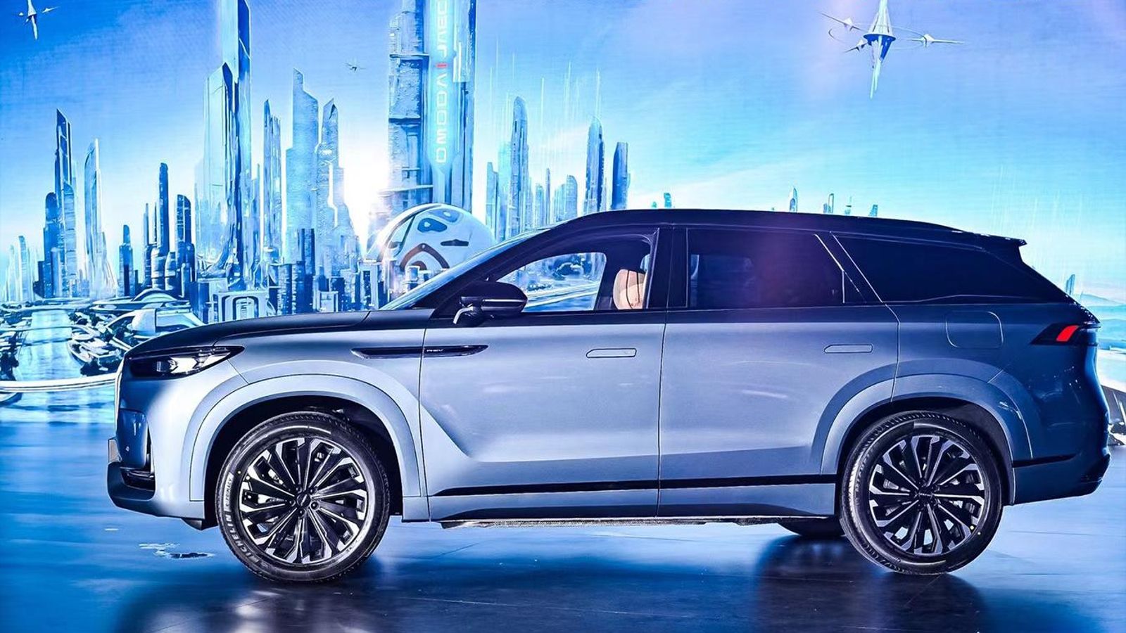 El Jaecoo 8 será, al menos por el momento, el modelo más largo de la marca. Tendrá versiones de gasolina, sin electrificación o integrada en un sistema de propulsión híbrido.