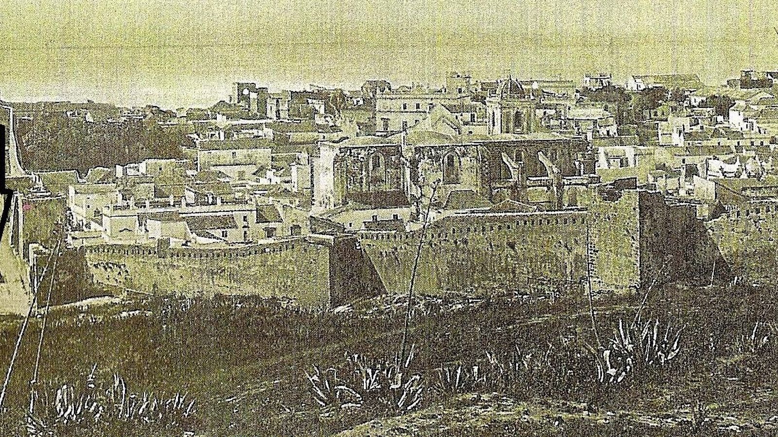 Fotografía de Tarifa en 1879 en la que puede observarse la Puerta del Retiro y la entrada del arroyo en la ciudad.