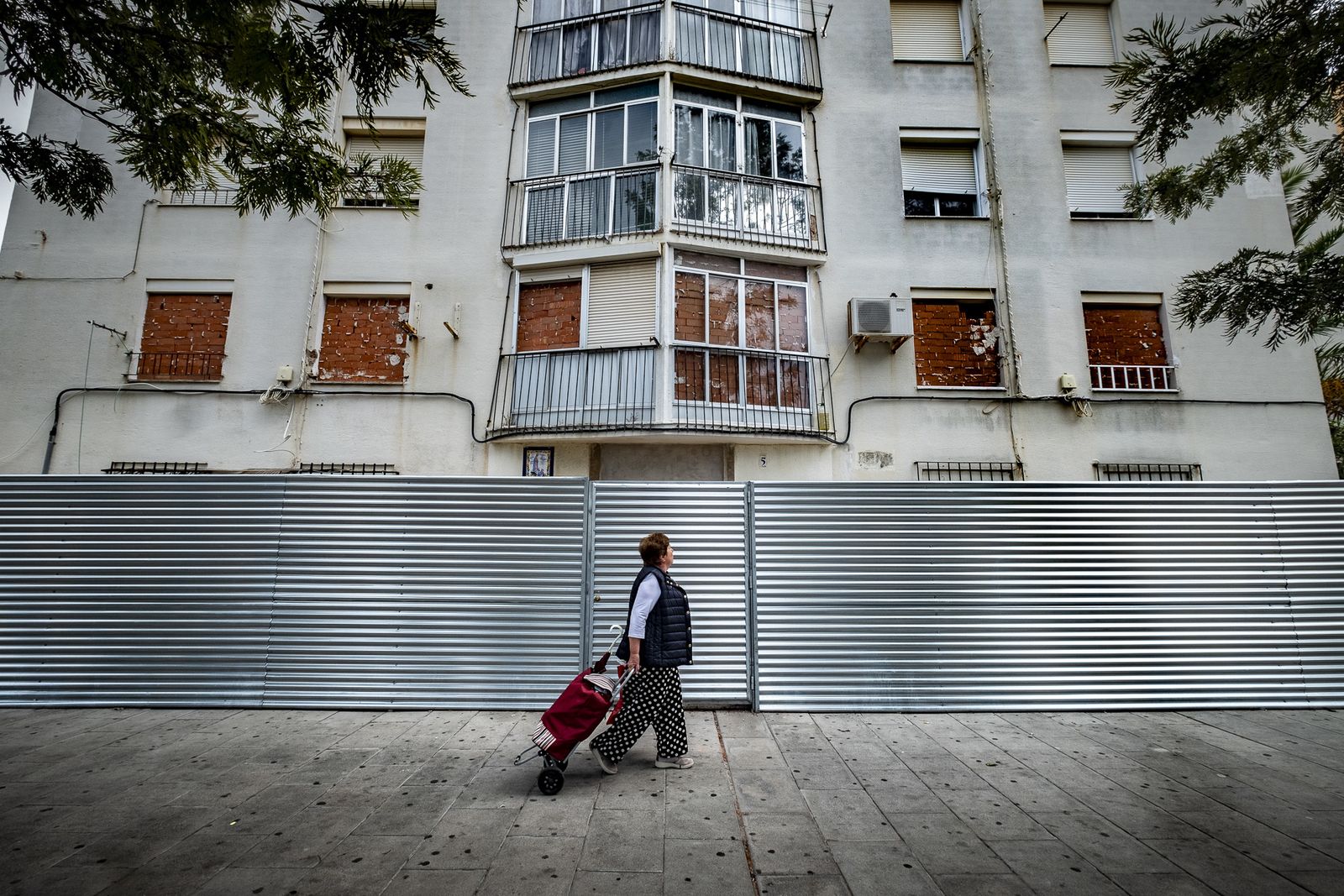 Vallado de uno de los edificios municipales en la calle Cooperativa.