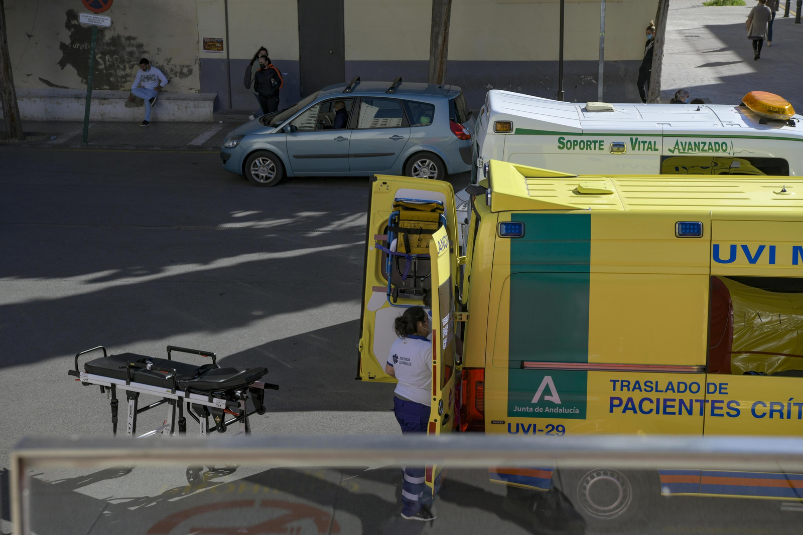 Una ambulancia del servicio de emergencias a las puertas de un centro hospitalario andaluz