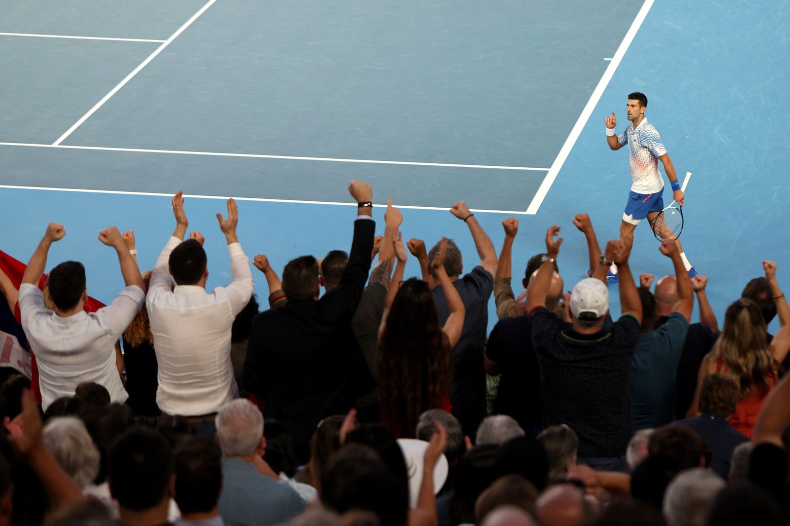 Djokovic celebra un juego ante Tommy con un sector de la Rod Laver Arena.