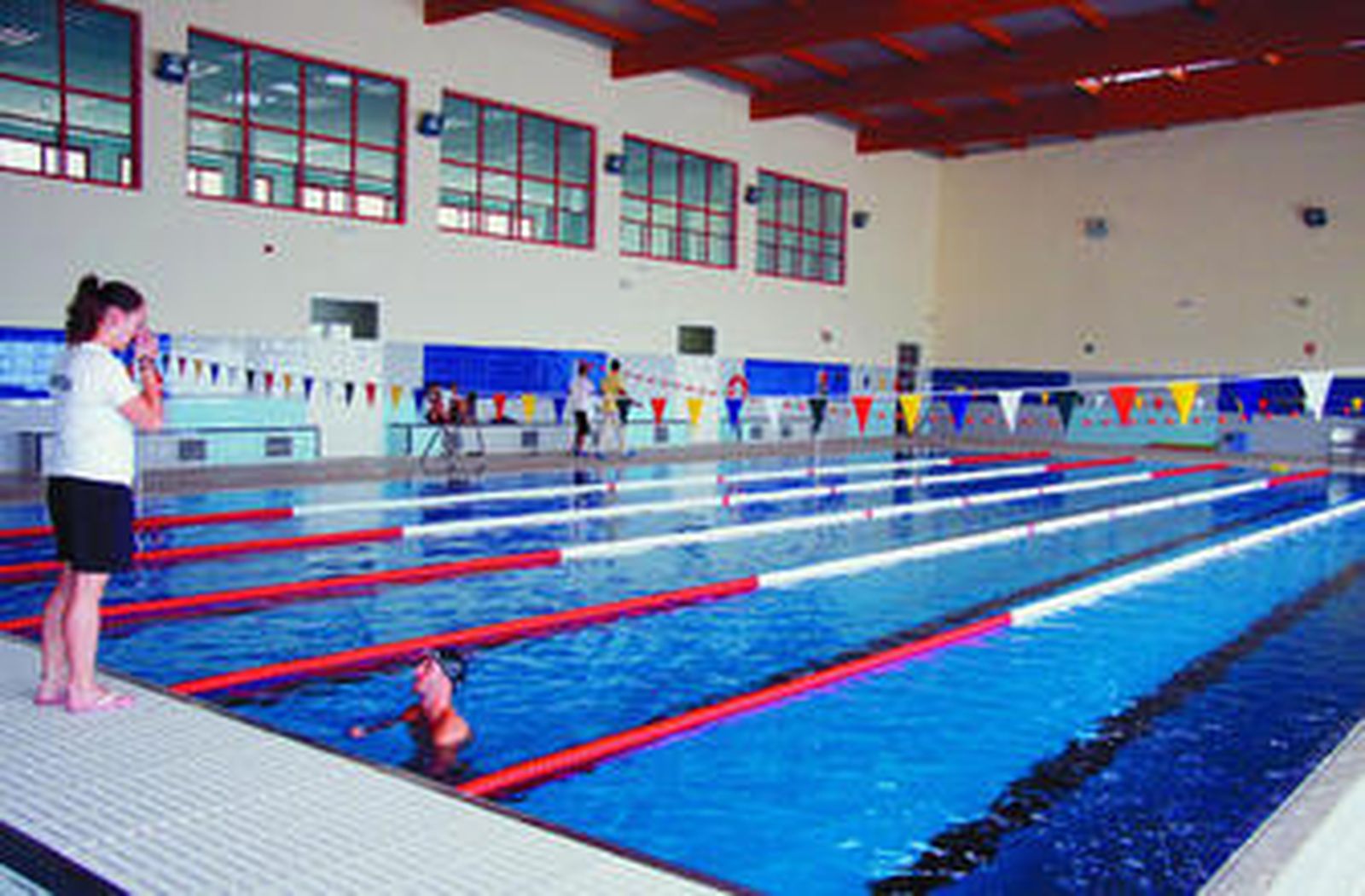 Una de las monitoras dando indicaciones a un nadador.