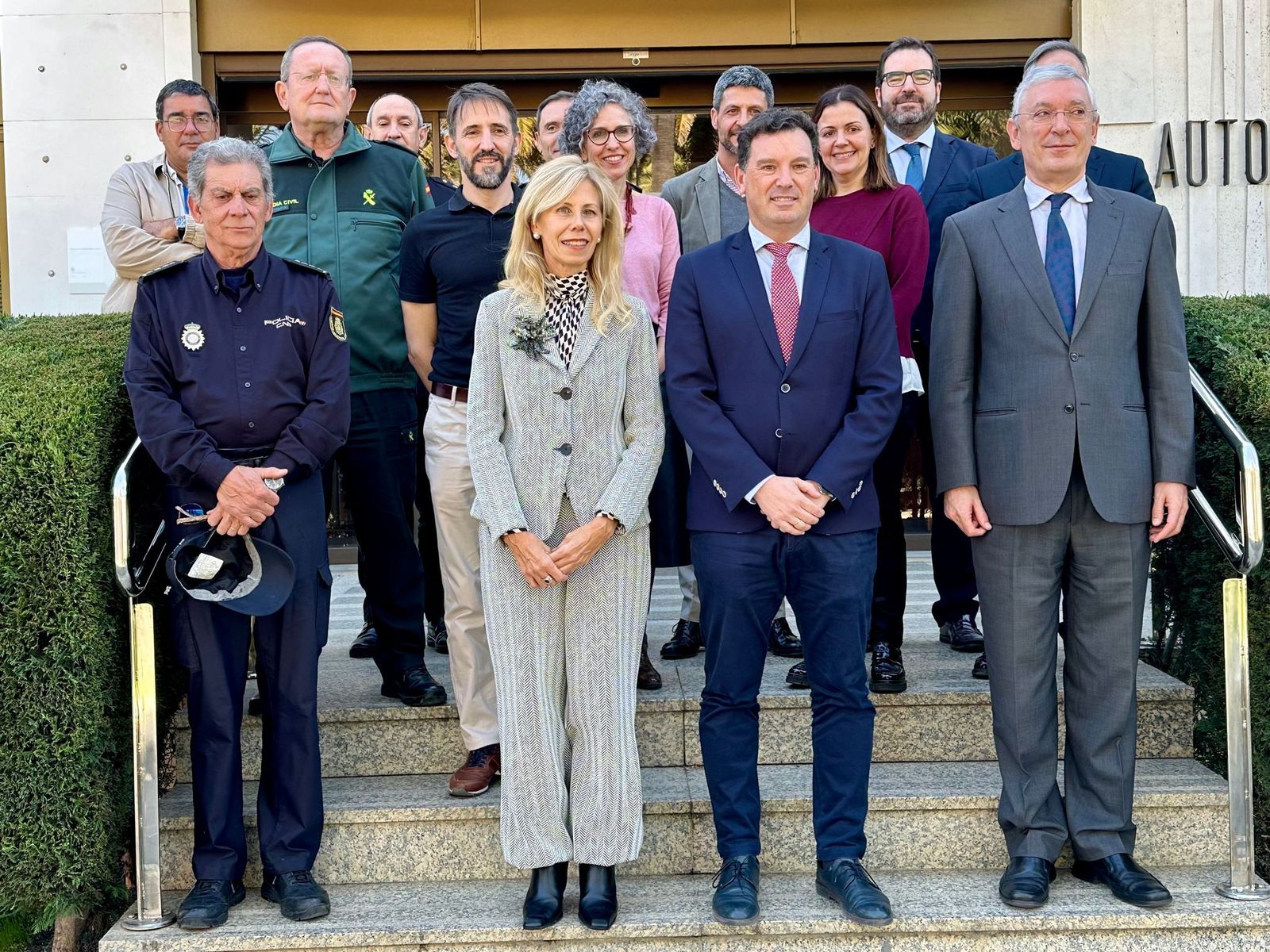 La subdelegada del Gobierno y el presidente del Puerto visitan la nueva terminal de pasajeros del Muelle Sur
