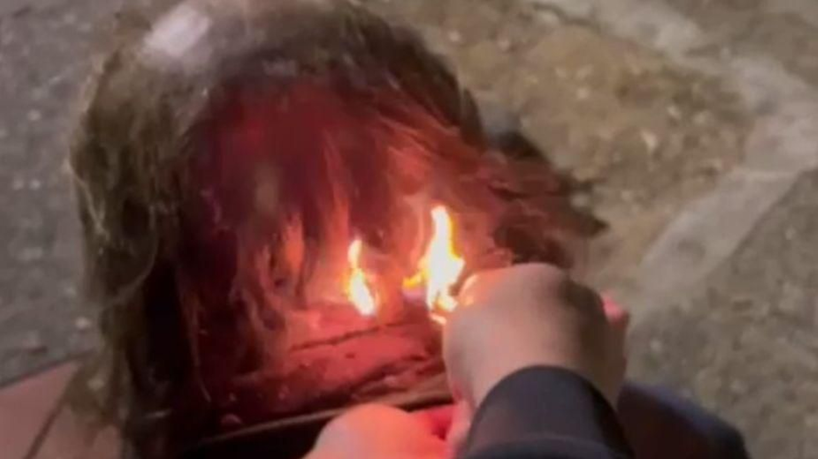 Dos menores se graban un vídeo quemando a un indigente en Benacazón