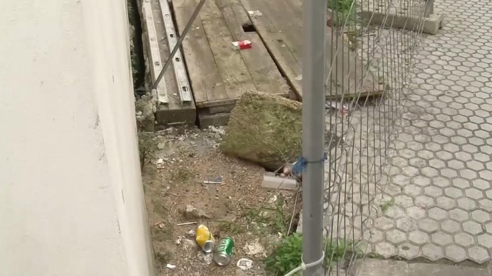 La suciedad se acumula en el espacio vallado en Juan de Mesa.