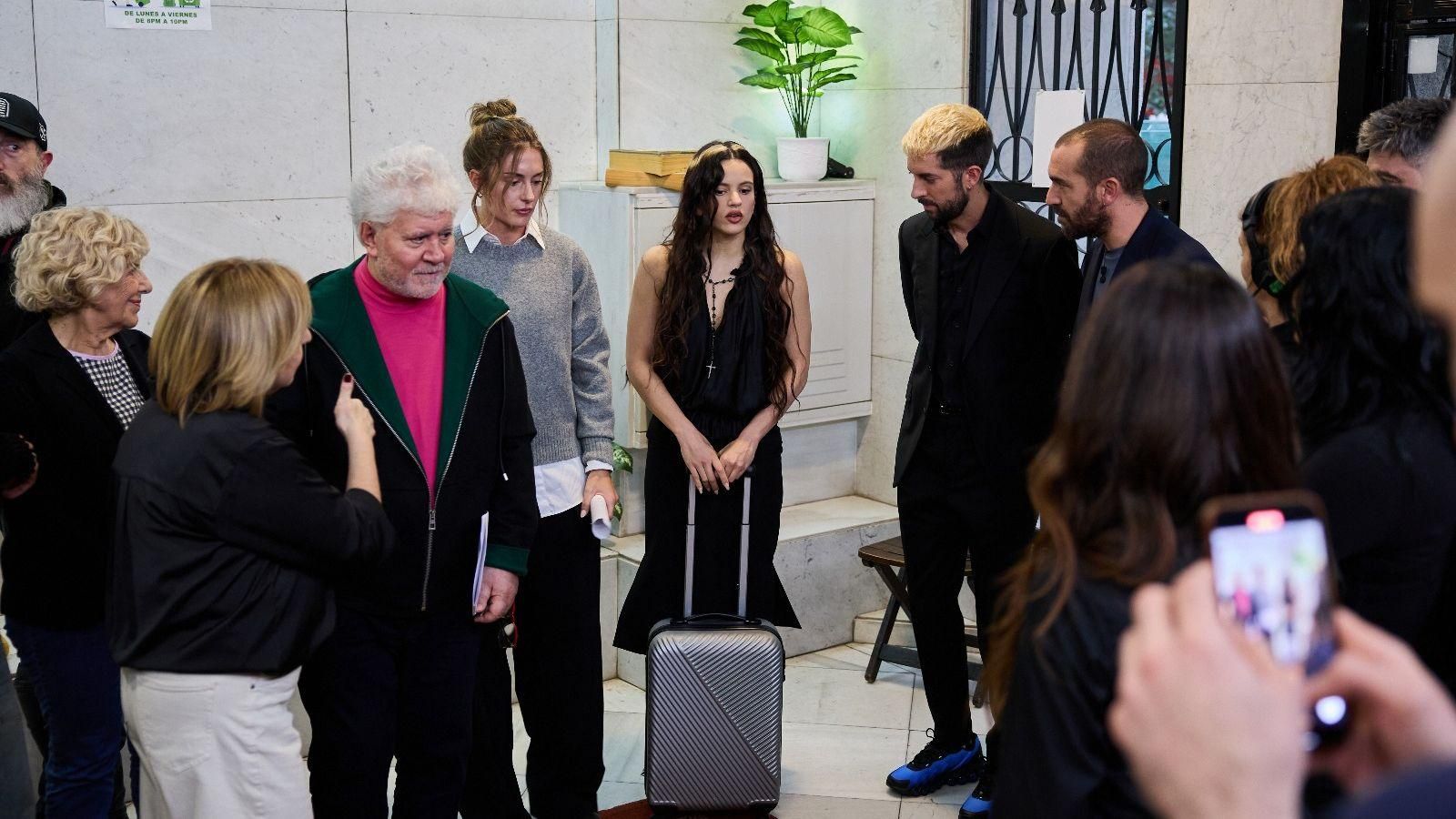 Rosalía y sus vecinos de 'La Revuelta', entre Almodóvar, Estopa, Broncano o Carmena