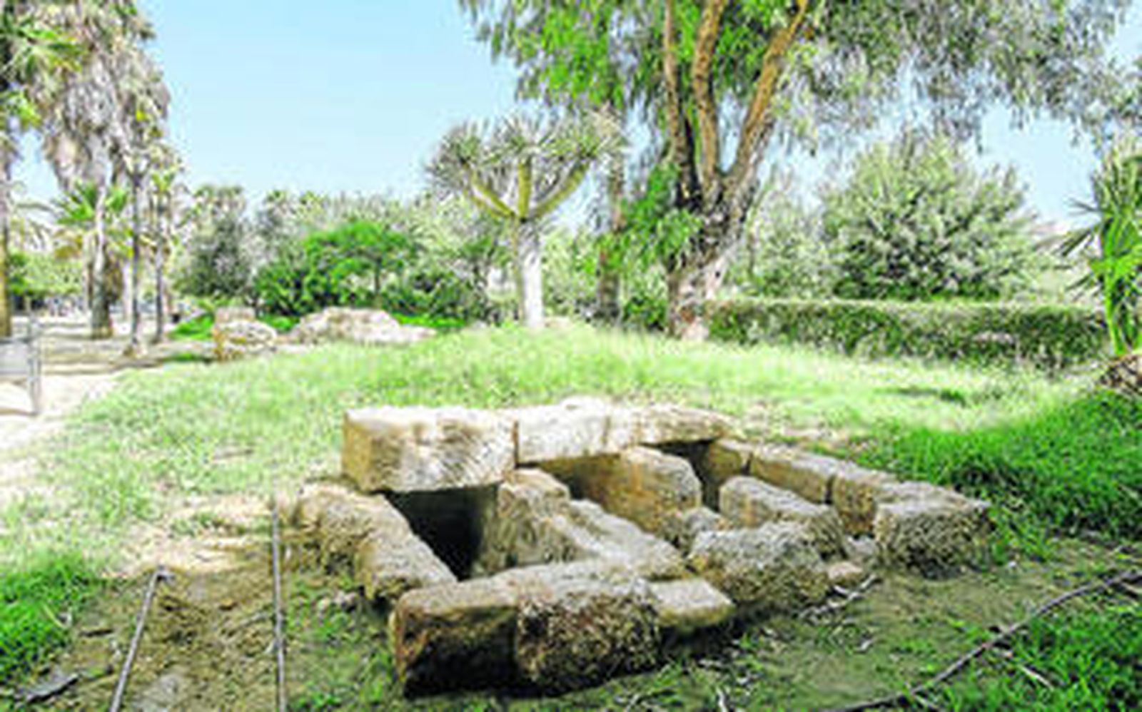 El nuevo conjunto hipogeo formado por tres enterramientos fenicios, rodeado de un nuevo sistema de riego por goteo.