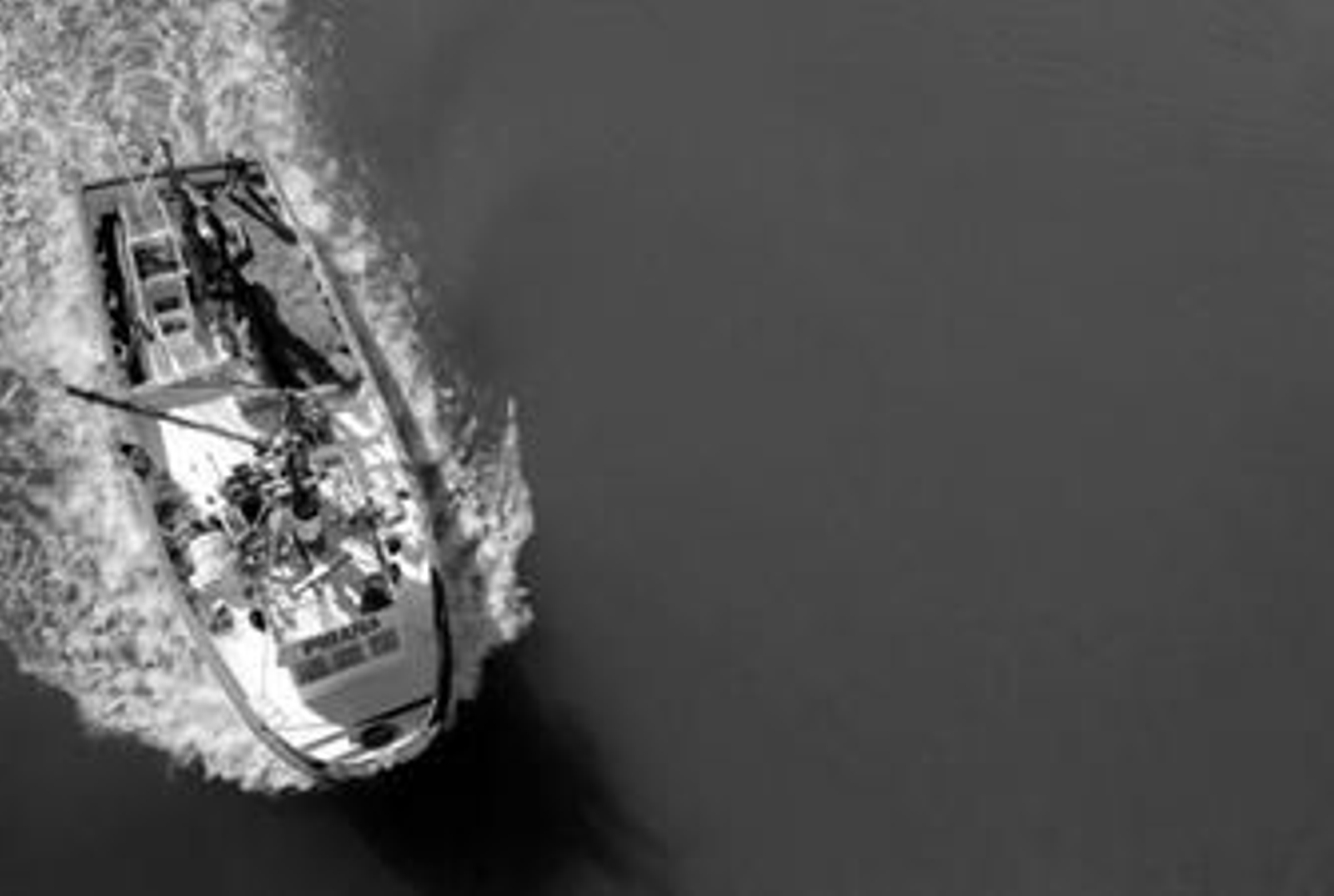 Un barco, 'El Piraña',  sale del puerto pesquero de Algeciras, donde tiene su base, para iniciar un nuevo día de faena.