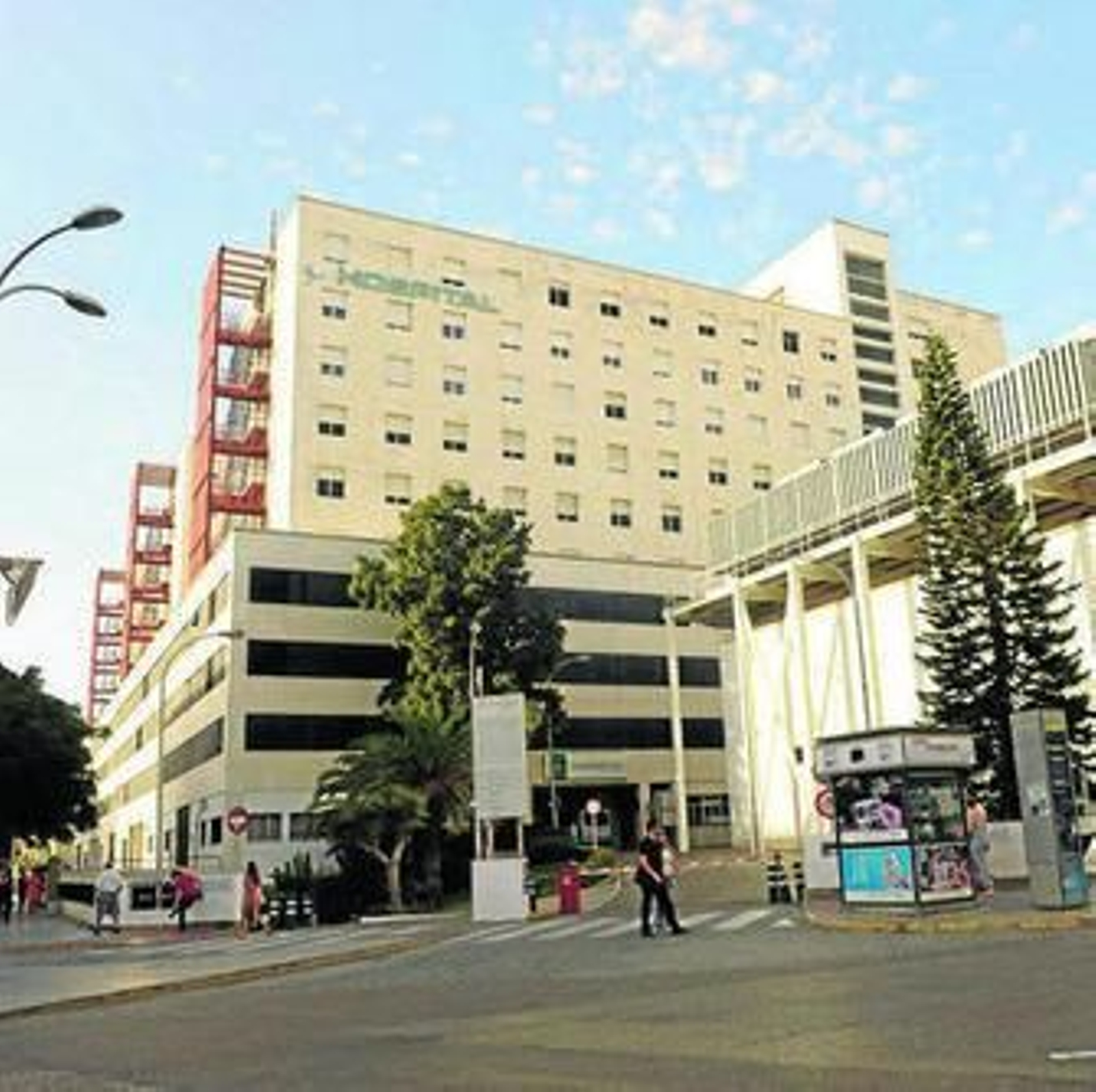 Edificio del hospital Puerta del Mar, en la capital gaditana.