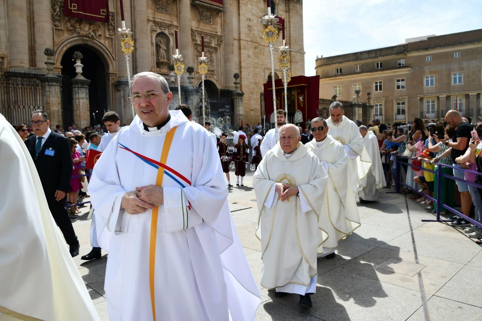 El Santísimo Sacramento llena de esperanza el corazón de los fieles jiennenses, en imágenes